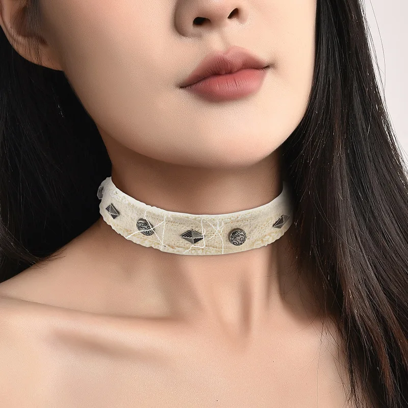 Wasteland style multi-element riveted frayed collar for women, fashionable women's neck collar and neck chain
Wasteland style multi-element riveted frayed collar for women, fashionable women's neck collar and neck chain