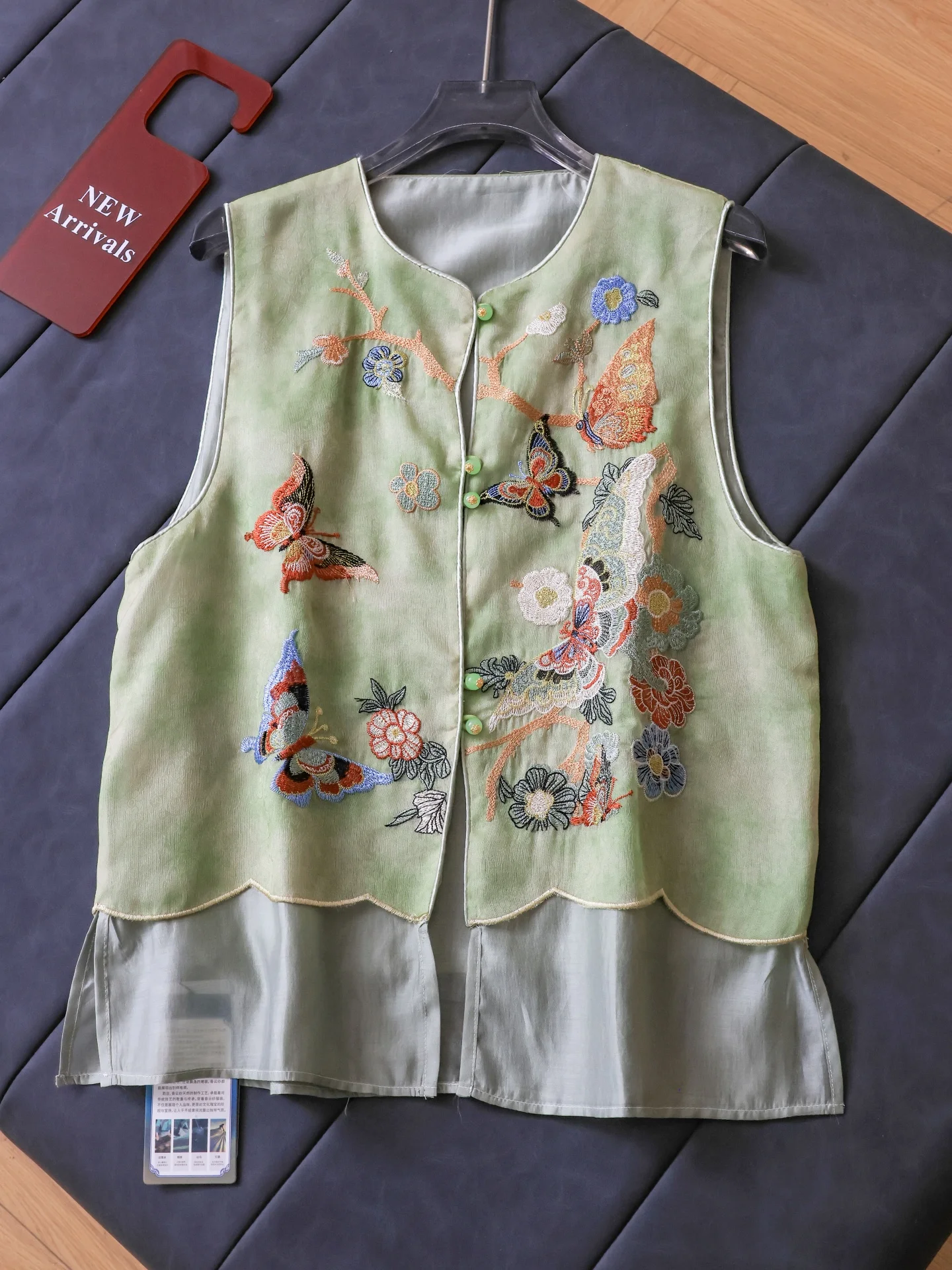 New Chinese Style National Trend Heavy Embroidery Thin Sleeveless Jacket Double Layered Silk Outerwear Women's Vest
New Chinese Style National Trend Heavy Embroidery Thin Sleeveless Jacket Double Layered Silk Outerwear Women's Vest