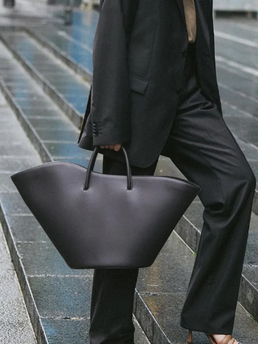 Chic Large Capacity Pet Tote Bag Creative Irregular Fan-Shaped Handbag PU Leather Shopper Purses Work Travel Storage Basket Bag
Chic Large Capacity Pet Tote Bag Creative Irregular Fan-Shaped Handbag PU Leather Shopper Purses Work Travel Storage Basket Bag