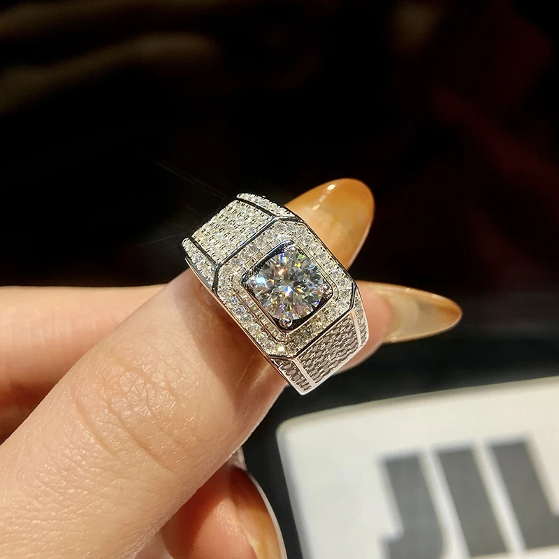 GRA 1-2 карата Роскошные кольца с настоящим муассанитом и бриллиантами для женщин и мужчин, сертифицированные стерлингового серебра 925 пробы, свадебные изысканные ювелирные изделия
GRA 1-2 карата Роскошные кольца с настоящим муассанитом и бриллиантами для женщин и мужчин, сертифицированные стерлингового серебра 925 пробы, свадебные изысканные ювелирные изделия