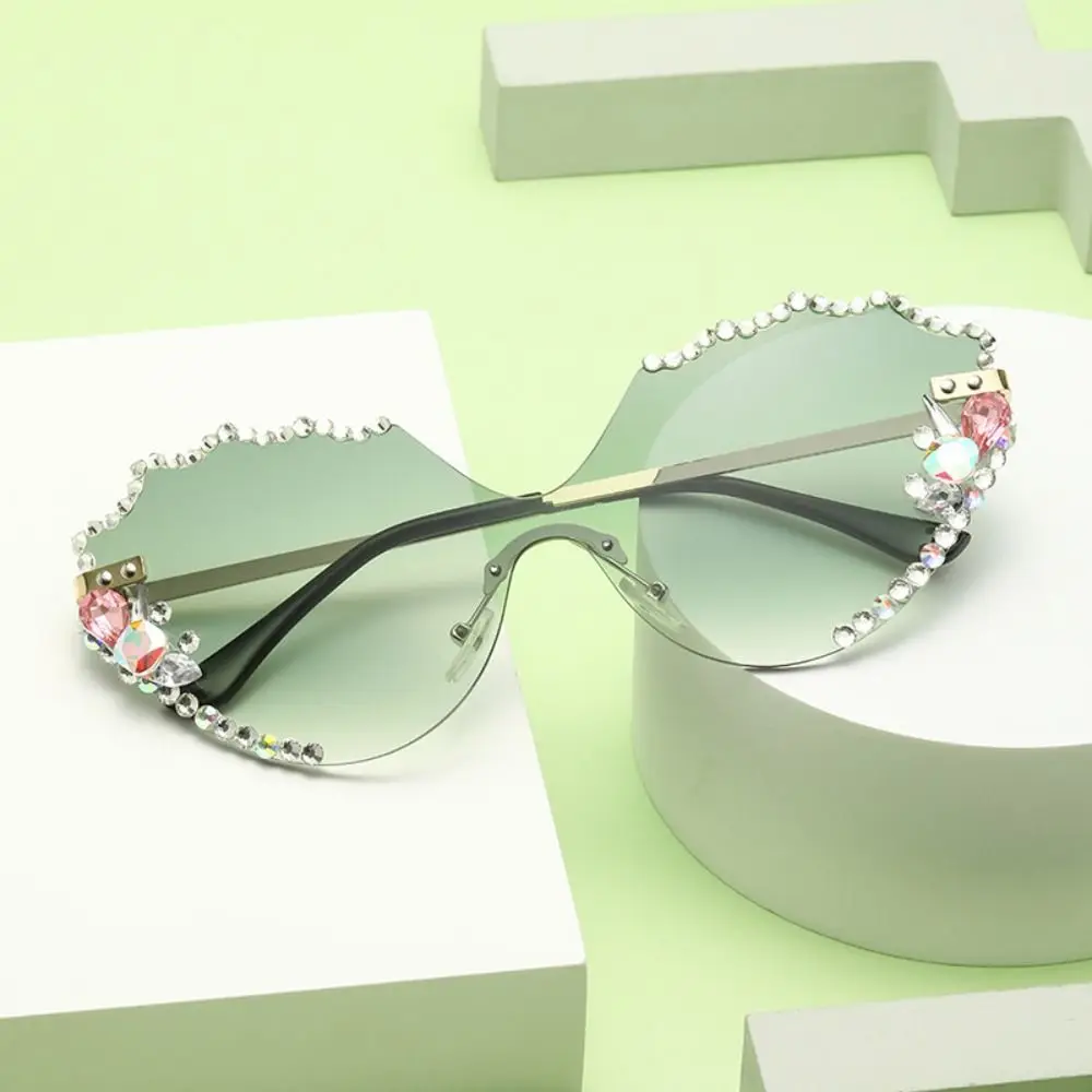 Sun-Protective Cat Eye Sunglasses Rhinestone Decoration Hip Hop Eyewear Outdoor Sunglasses Heart-shaped Driving Glasses
Sun-Protective Cat Eye Sunglasses Rhinestone Decoration Hip Hop Eyewear Outdoor Sunglasses Heart-shaped Driving Glasses