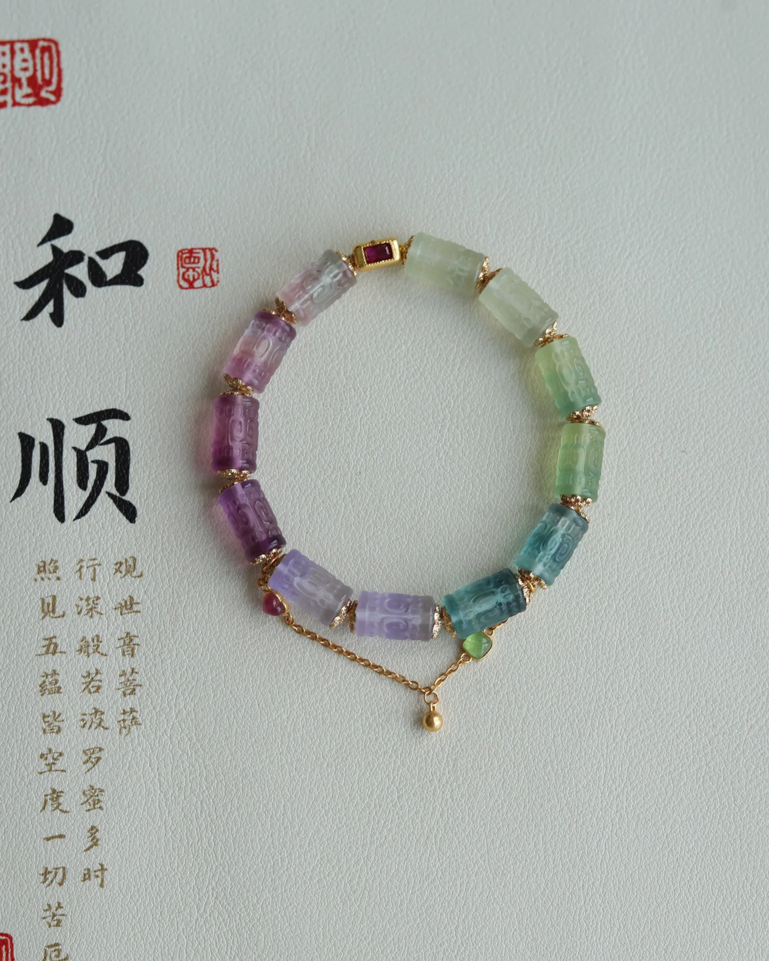 Браслет из натурального флюорита, резные бусины «Хуэйвэнь» в форме бочки с цепочкой из серебра 925 пробы, украшение с акцентами из циркония
Браслет из натурального флюорита, резные бусины «Хуэйвэнь» в форме бочки с цепочкой из серебра 925 пробы, украшение с акцентами из циркония