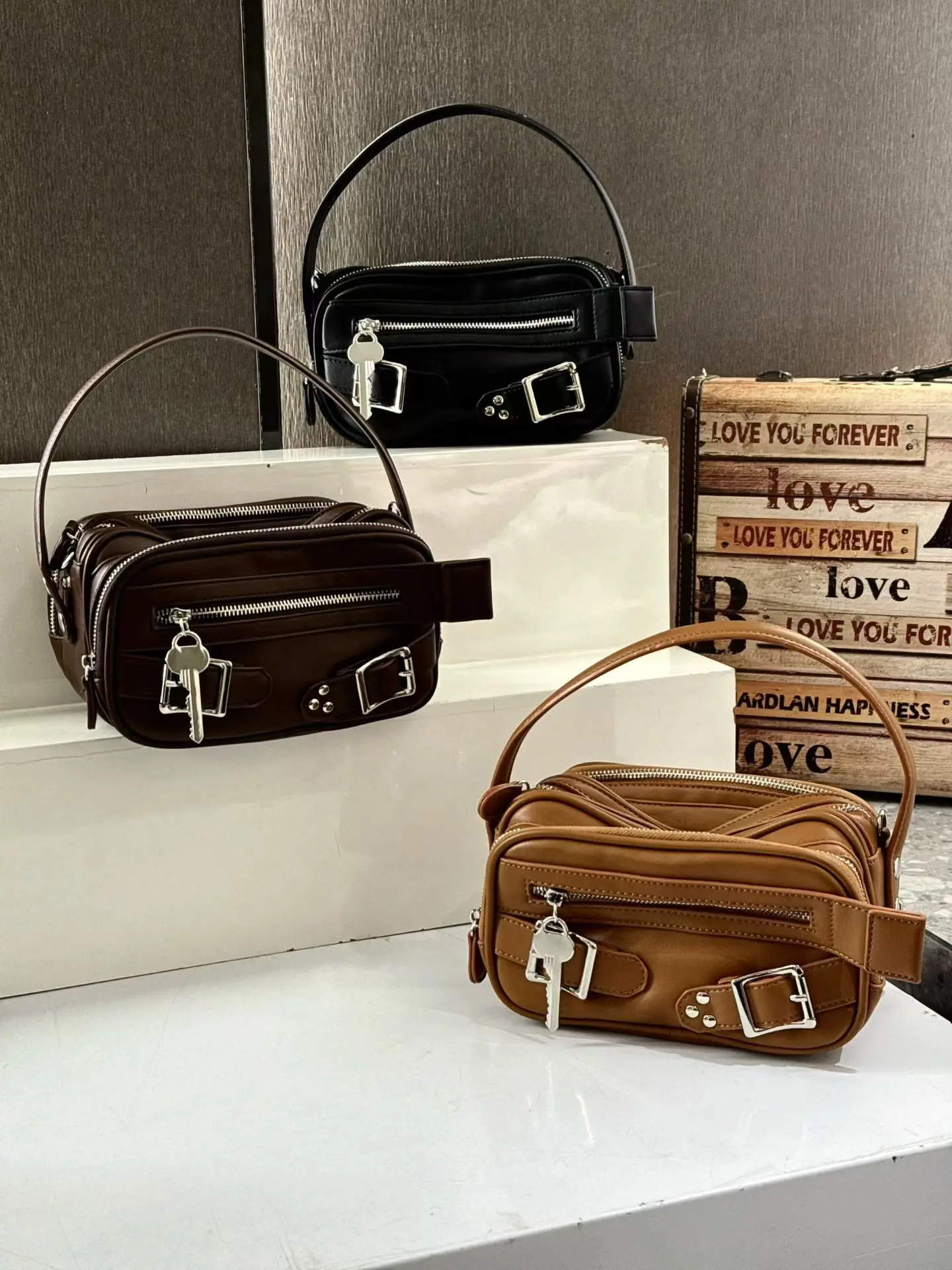 New Fashion Top Layer Zipper Handbag Key Pendant Underarm Motorcycle Bag Multi-compartment Single Shoulder Crossbody Bag
New Fashion Top Layer Zipper Handbag Key Pendant Underarm Motorcycle Bag Multi-compartment Single Shoulder Crossbody Bag