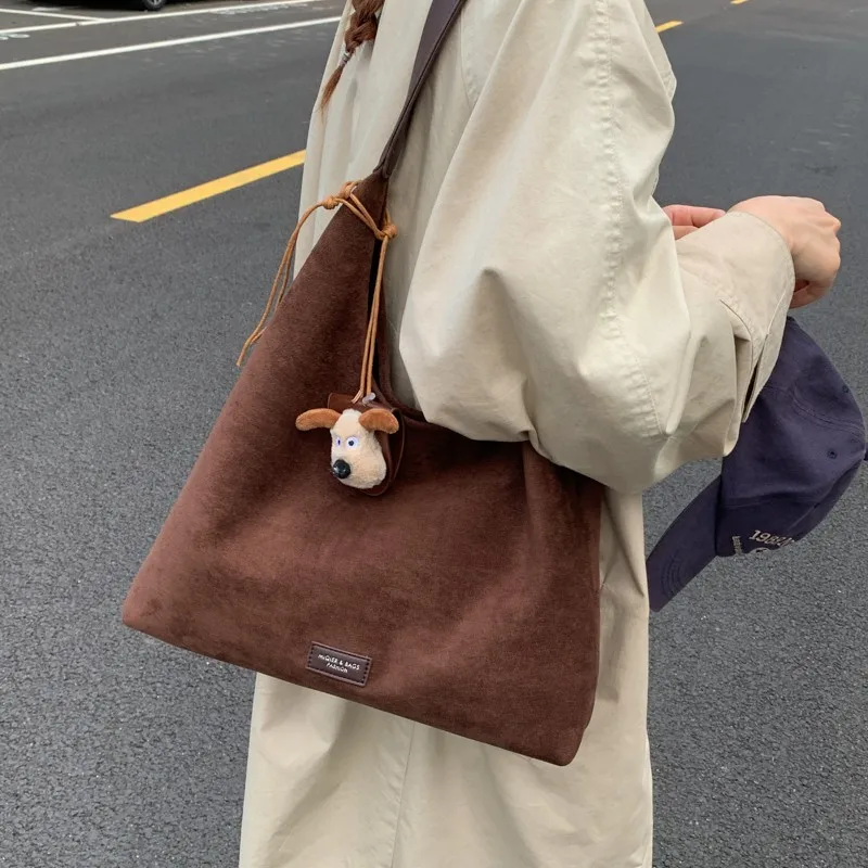 Изысканные квадратные сумки на плечо из искусственной замши на молнии, индивидуальные сумки через плечо для осени и зимы 202, новый стильный дизайн для женщин
Изысканные квадратные сумки на плечо из искусственной замши на молнии, индивидуальные сумки через плечо для осени и зимы 202, новый стильный дизайн для женщин