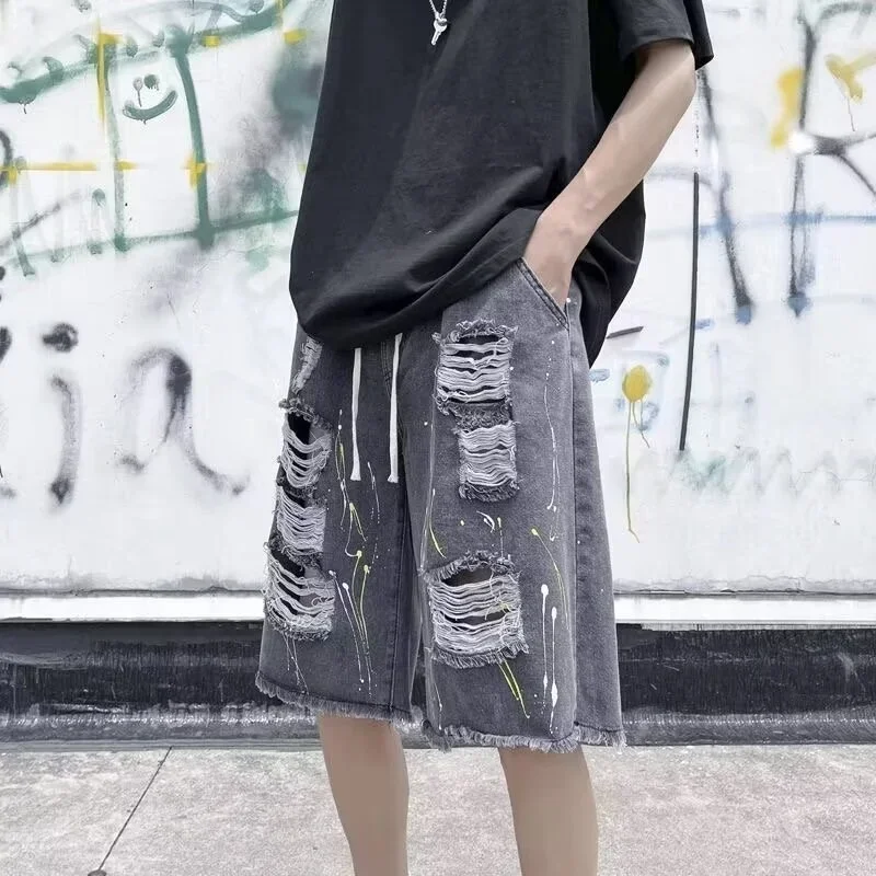 Летние мужские модные рваные джерсы в стиле хип-хоп, новинка 2025 года, винтажная уличная одежда Y2K, джинсовые шорты, повседневные мешковатые короткие джинсы на шнурке
Летние мужские модные рваные джерсы в стиле хип-хоп, новинка 2025 года, винтажная уличная одежда Y2K, джинсовые шорты, повседневные мешковатые короткие джинсы на шнурке