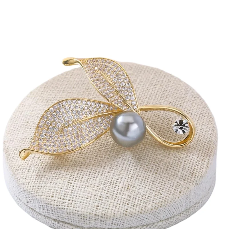 Melissa Ash Pearl Leaf Brooch Brooch Anti-light Buckle Light Luxury High-end Temperament Retro Accessories
Melissa Ash Pearl Leaf Brooch Brooch Anti-light Buckle Light Luxury High-end Temperament Retro Accessories