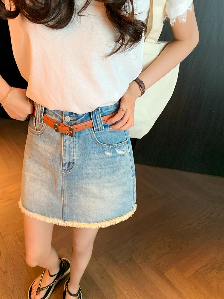 Новая женская хлопковая юбка макси с высокой талией, А-силуэта, из выстиранного денима, с рваным краем, светло-голубая, летняя, утягивающая, в стиле ретро
Новая женская хлопковая юбка макси с высокой талией, А-силуэта, из выстиранного денима, с рваным краем, светло-голубая, летняя, утягивающая, в стиле ретро