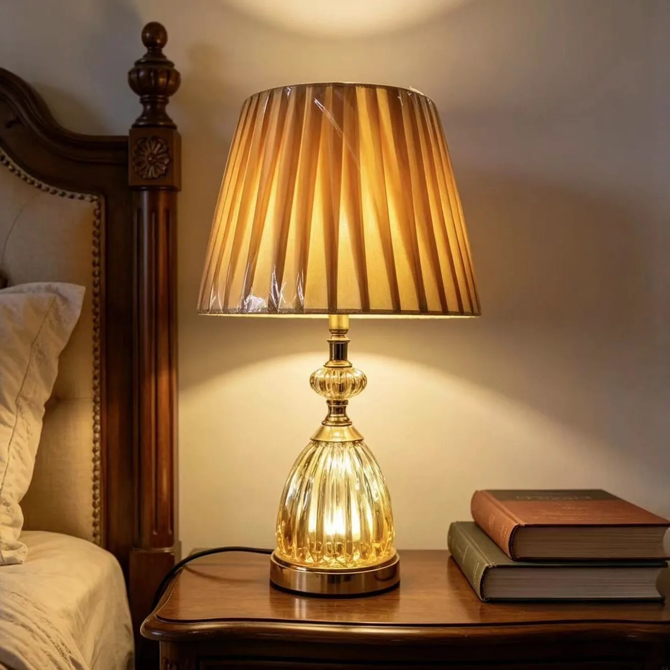 Creative metal desk lamp Bedroom bedside Modern simple living room decoration atmosphere Golden fabric lampshade
Creative metal desk lamp Bedroom bedside Modern simple living room decoration atmosphere Golden fabric lampshade