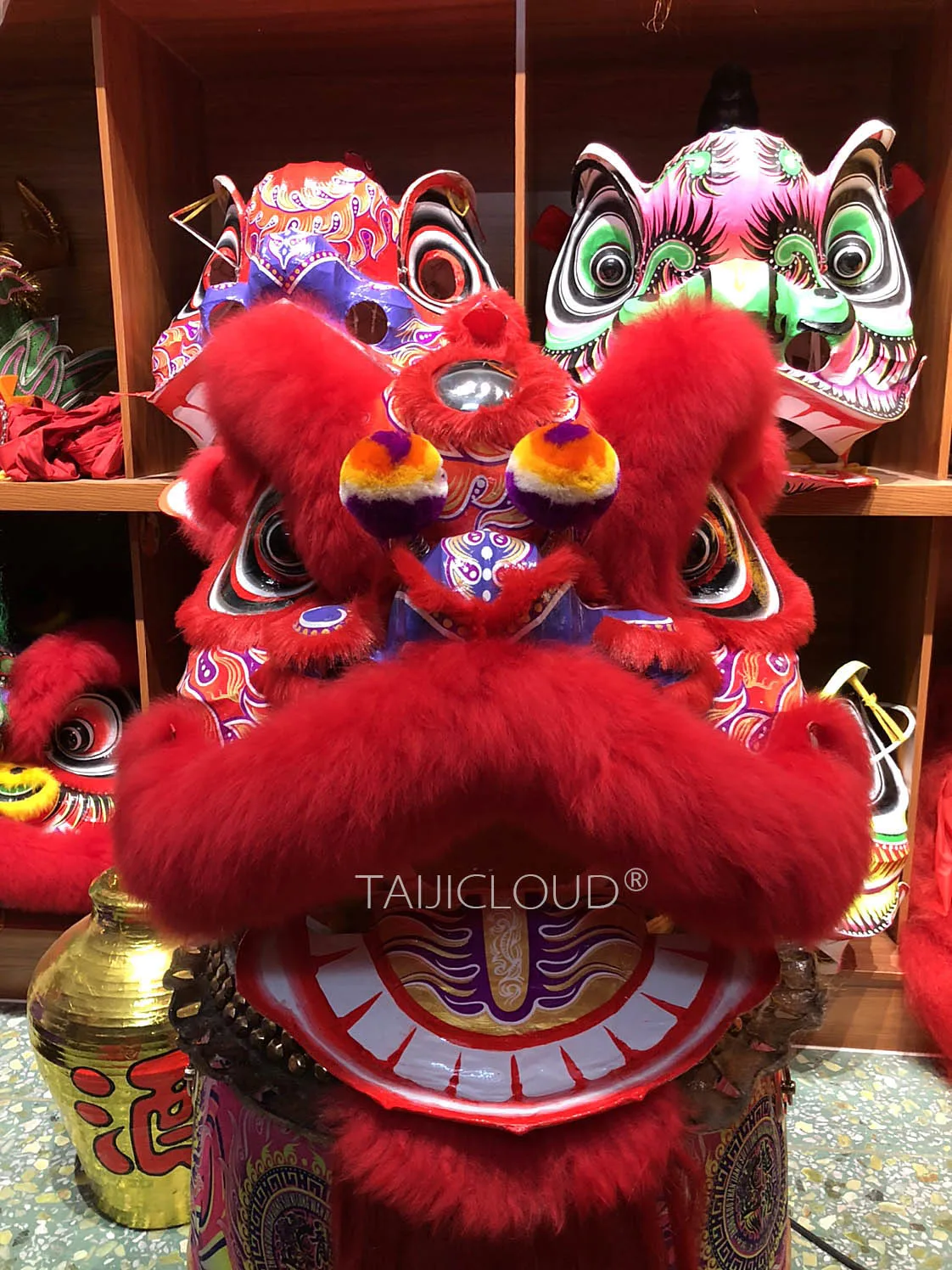 Cantonese Lion Dance (Wing Sing), Southern Lion Dance, Dragon Dance Props, Red Lion Dance, Theatrical Supplies, Dragon and Lion
Cantonese Lion Dance (Wing Sing), Southern Lion Dance, Dragon Dance Props, Red Lion Dance, Theatrical Supplies, Dragon and Lion
