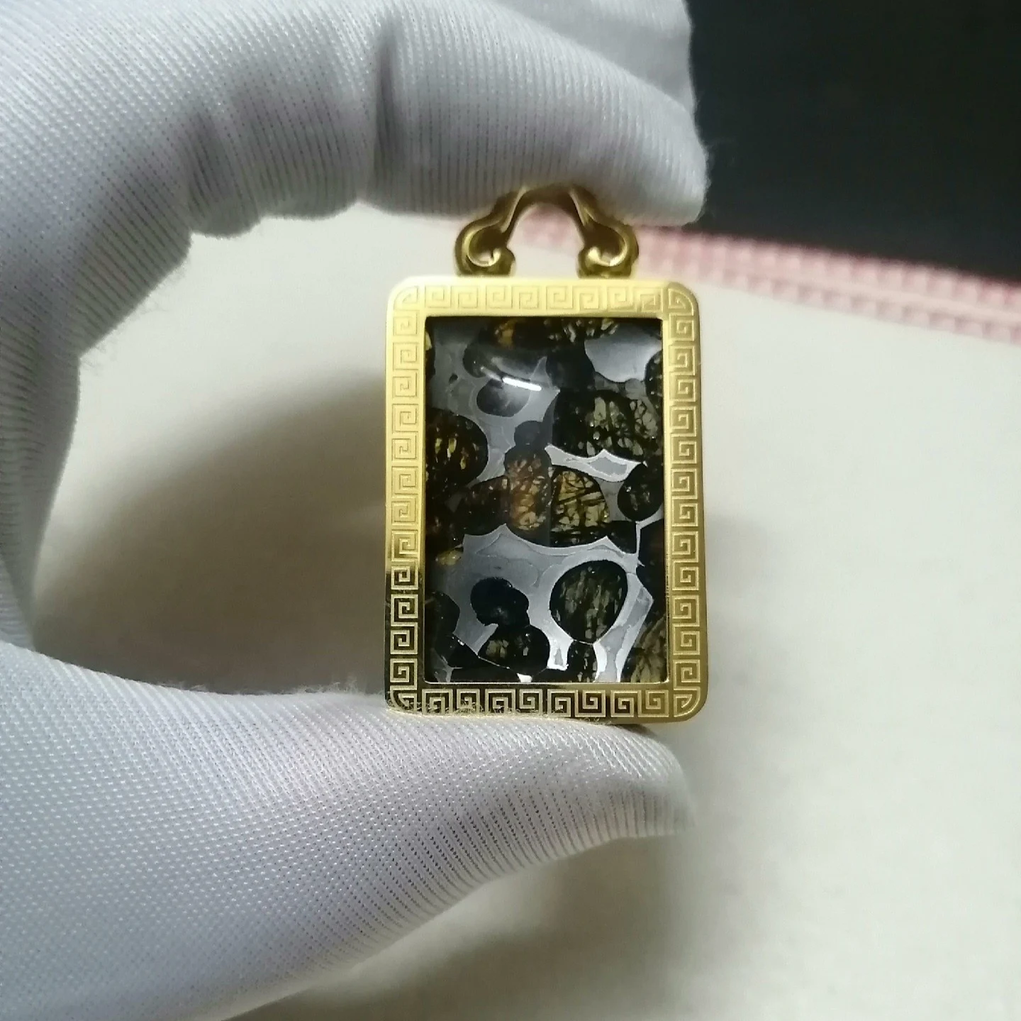 1Pcs Kenyan Sericho Meteorite Square Pendant Real Natural Meteorite Falling Stone Titanium Steel Inlay 35*25*7.4mm about 18g
1Pcs Kenyan Sericho Meteorite Square Pendant Real Natural Meteorite Falling Stone Titanium Steel Inlay 35*25*7.4mm about 18g