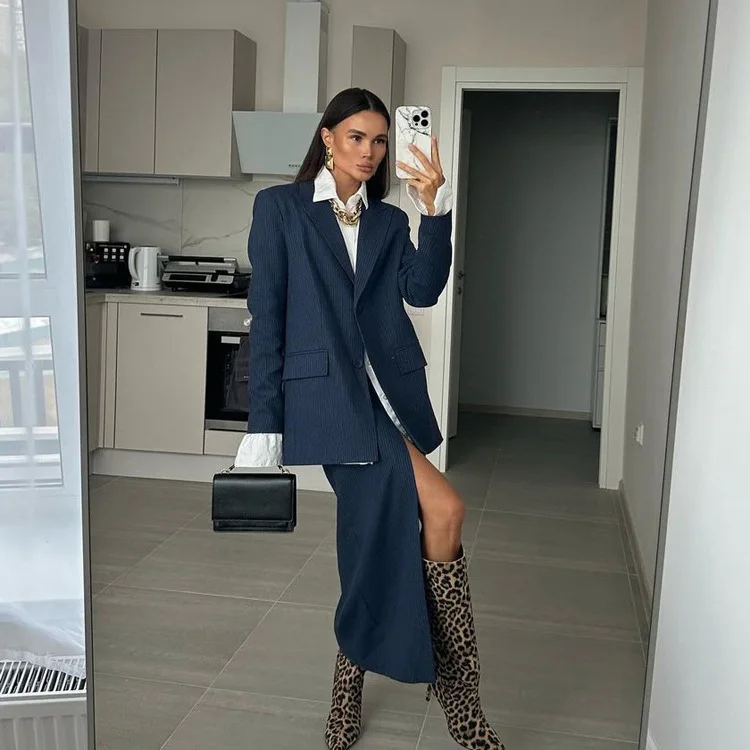 Костюм-двойка для офиса 2026: Элегантный комплект с полосатым блейзером и юбкой с разрезом, с длинным рукавом, в стиле знаменитостей
Костюм-двойка для офиса 2026: Элегантный комплект с полосатым блейзером и юбкой с разрезом, с длинным рукавом, в стиле знаменитостей