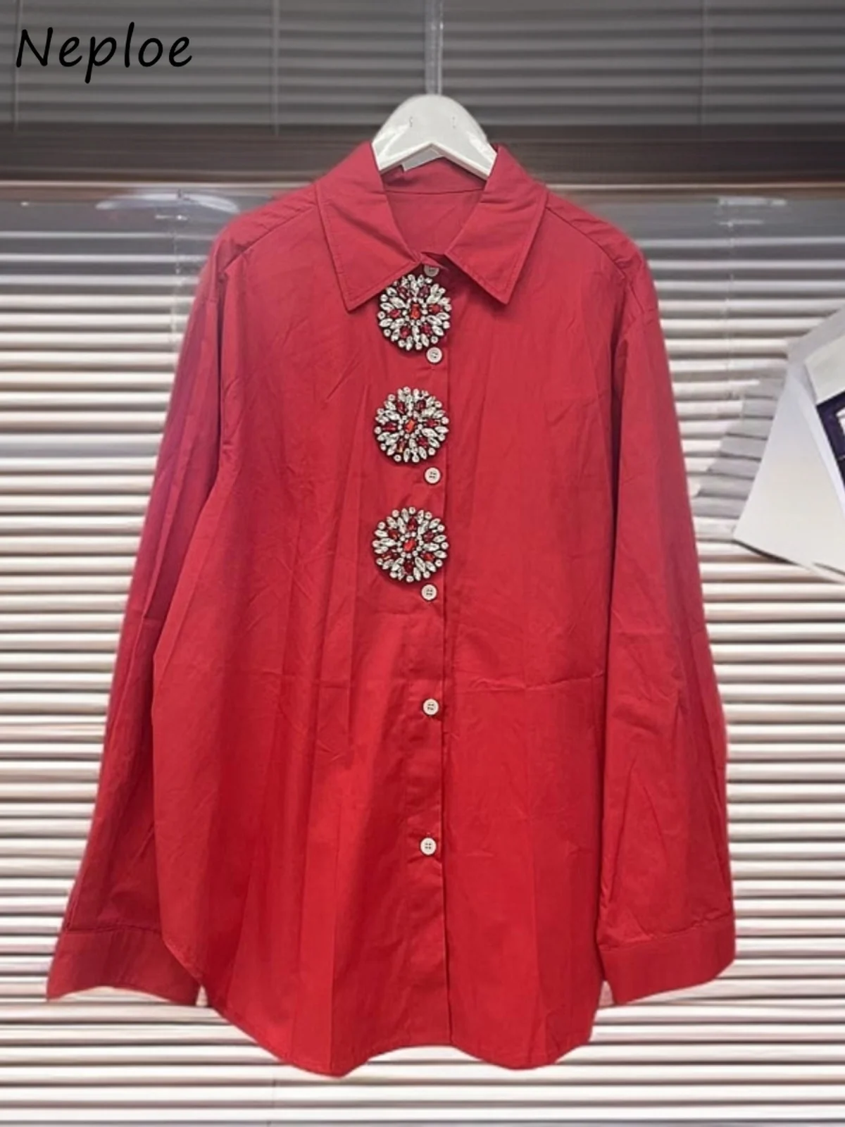Neploe 2023, весенняя новая свободная рубашка средней длины Moda, однобортная французская корейская рубашка со стразами, элегантная пригородная рубашка Mujer
Neploe 2023, весенняя новая свободная рубашка средней длины Moda, однобортная французская корейская рубашка со стразами, элегантная пригородная рубашка Mujer