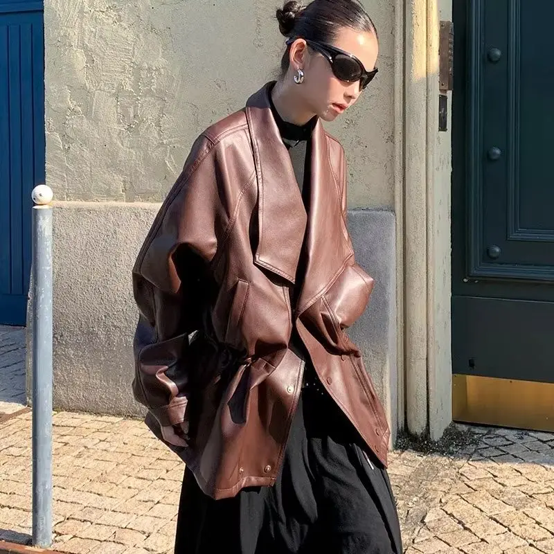 Модное уличное ретро осенне-зимнее винтажное пальто средней длины, кожаная куртка средней длины с завязками на талии
Модное уличное ретро осенне-зимнее винтажное пальто средней длины, кожаная куртка средней длины с завязками на талии