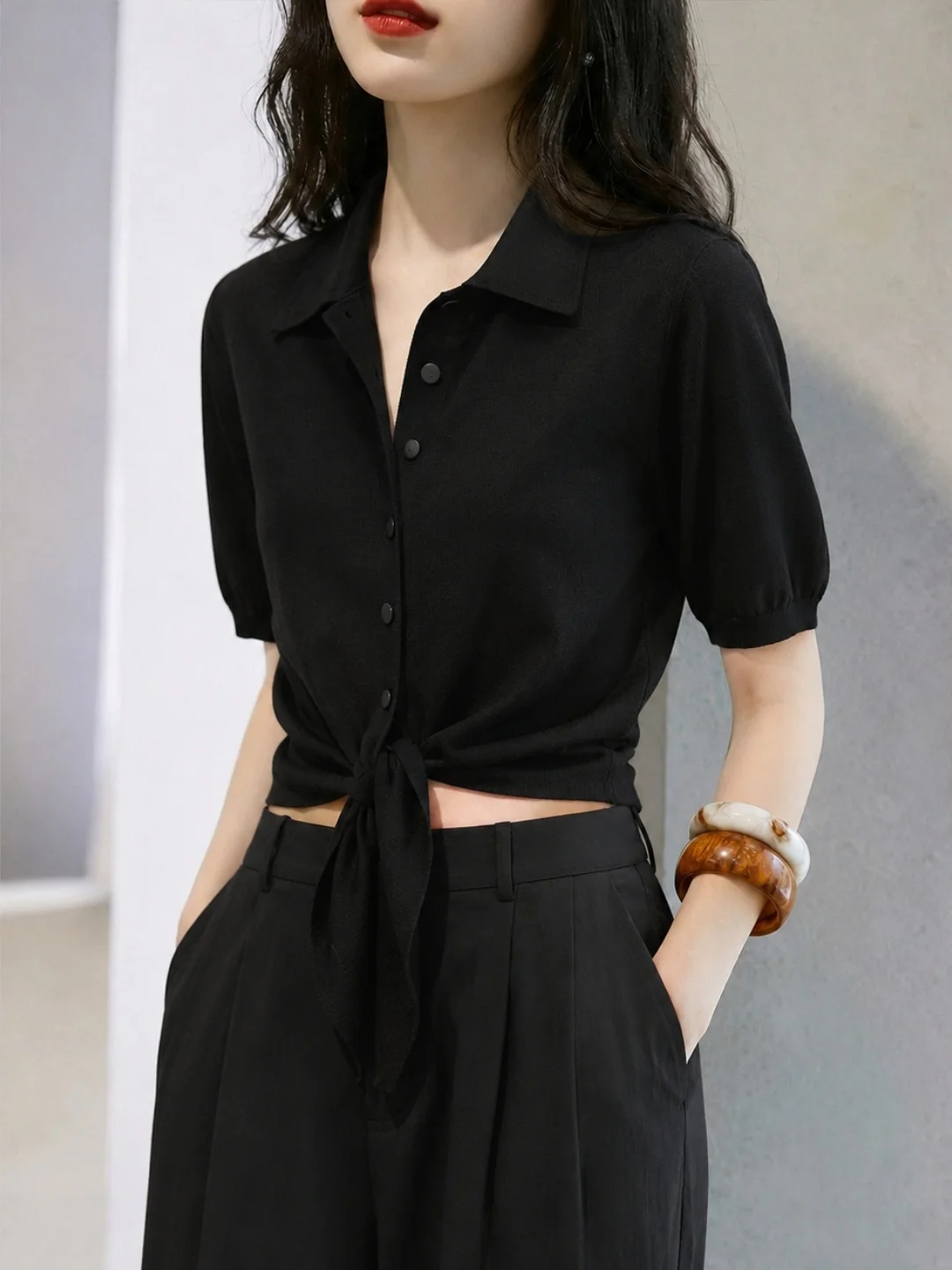 Trendy Knitted Tie Neck Top Women's Single Button Design Summer Fashion Age-Defying Straight Cut Silk Blend Commute Style
Trendy Knitted Tie Neck Top Women's Single Button Design Summer Fashion Age-Defying Straight Cut Silk Blend Commute Style