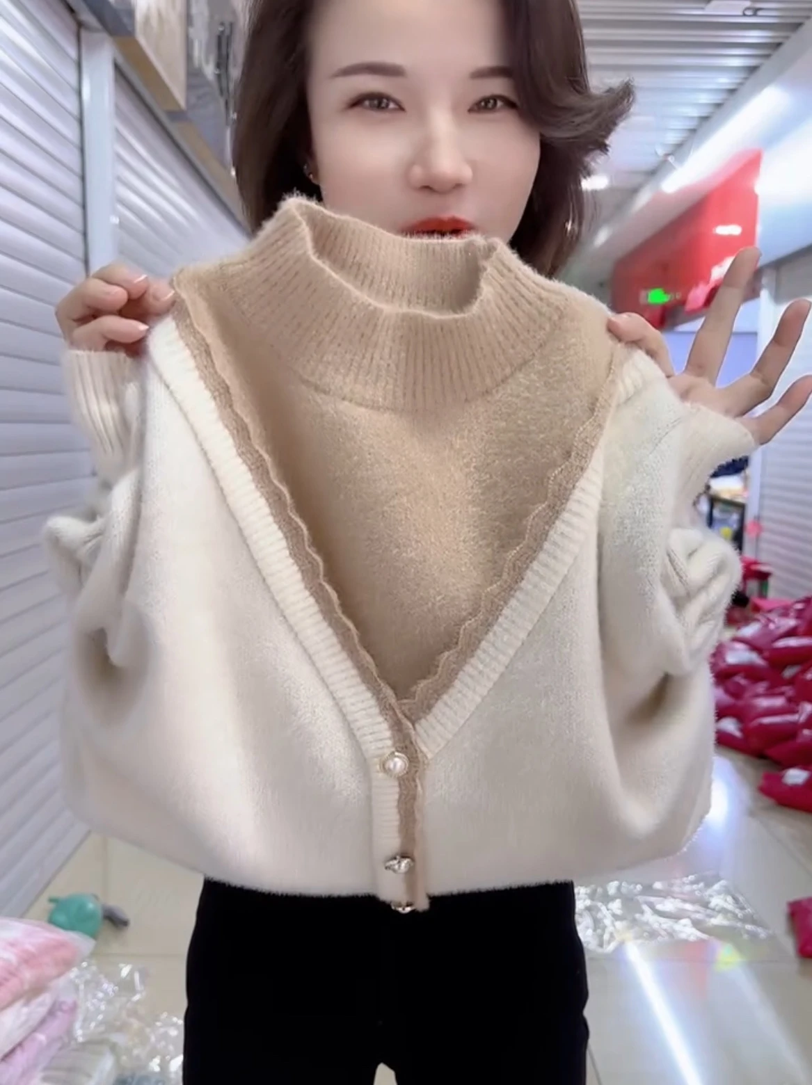 Новый осенне-зимний женский вязаный свитер с высоким воротником, мягкий и теплый, с вставками из норкового бархата, имитация двухслойности
Новый осенне-зимний женский вязаный свитер с высоким воротником, мягкий и теплый, с вставками из норкового бархата, имитация двухслойности