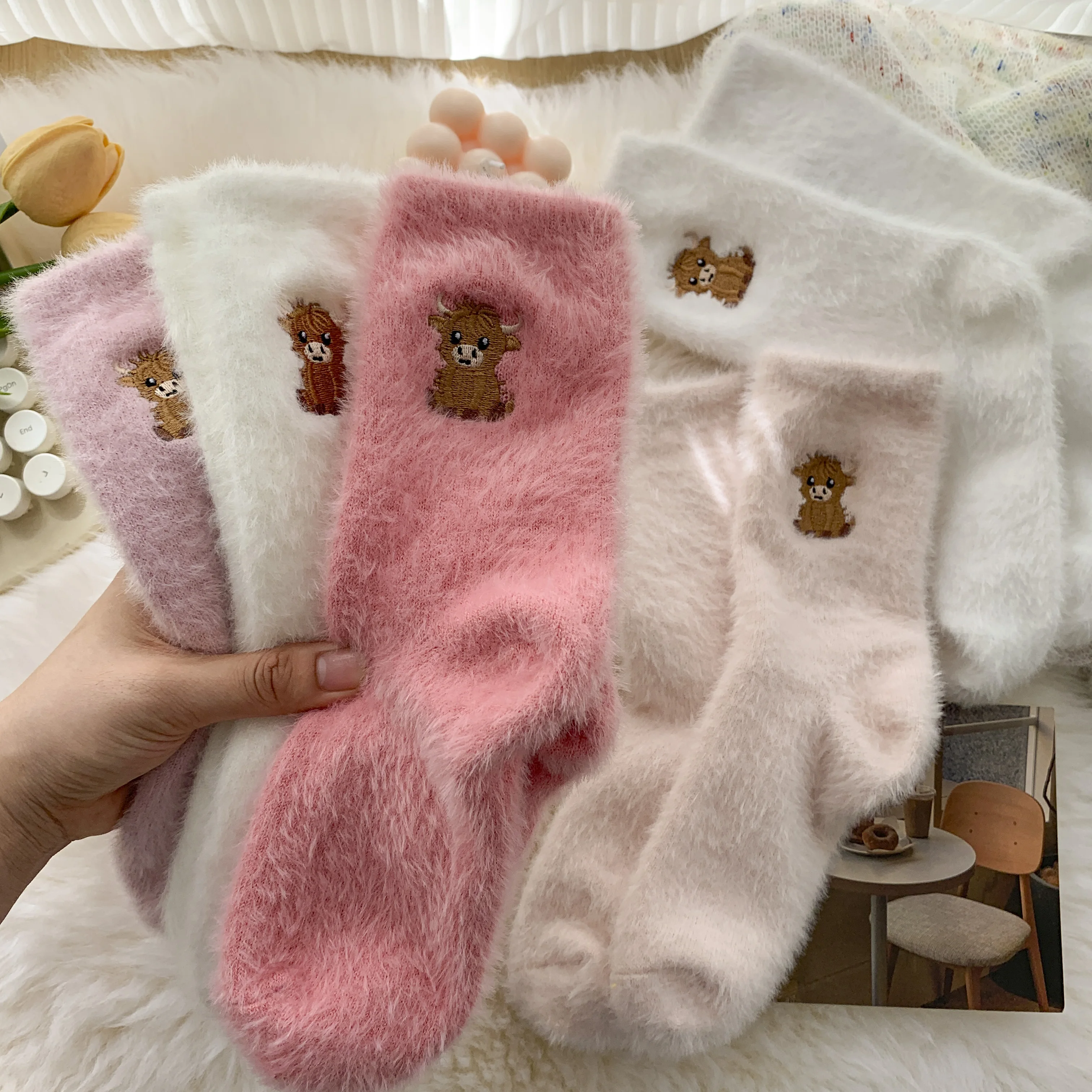 5 пар розовых плюшевых носков для осени и зимы, на флисовой подкладке, утолщенные, теплые длинные носки для домашнего использования зимой, согревающие ноги.
5 пар розовых плюшевых носков для осени и зимы, на флисовой подкладке, утолщенные, теплые длинные носки для домашнего использования зимой, согревающие ноги.