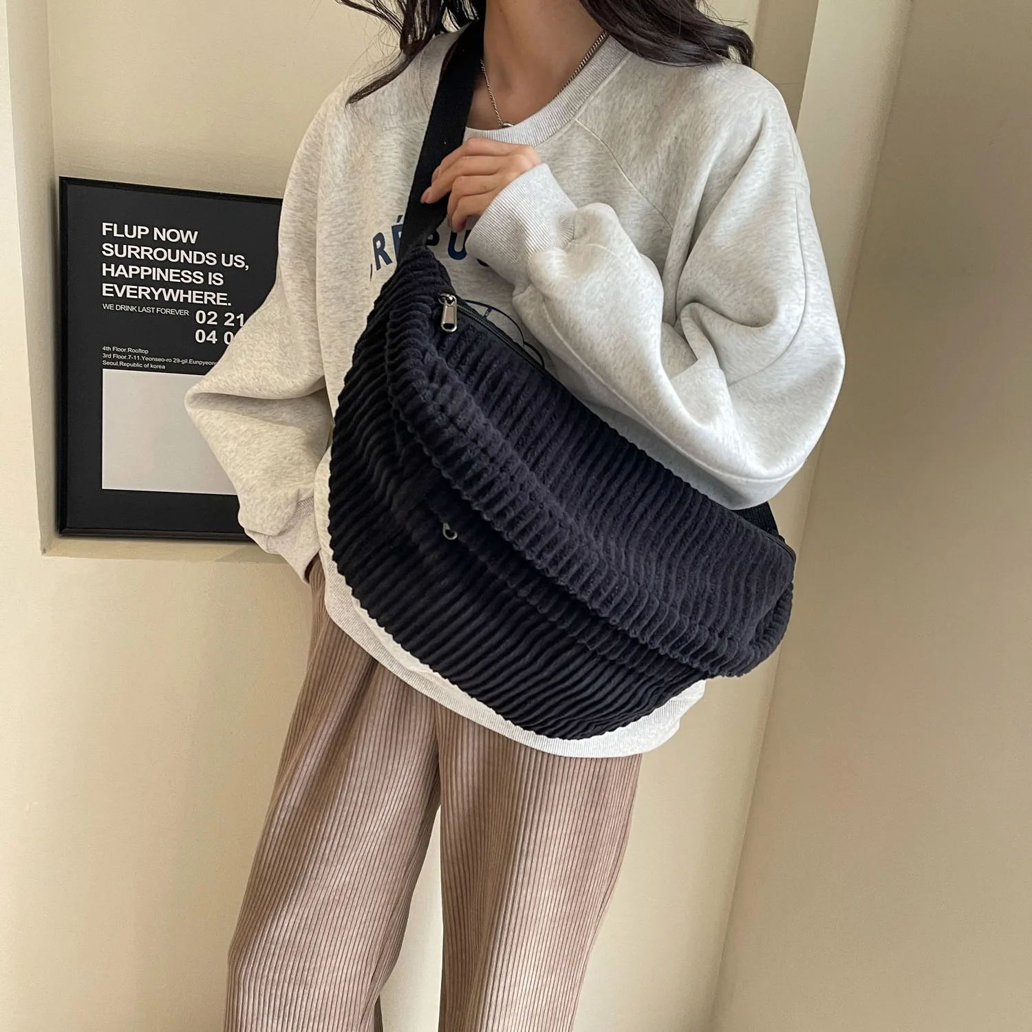 Woolen fabric large-capacity fashionable multi-purpose men's and women's matching crossbody shoulder bag or messenger bag 
Woolen fabric large-capacity fashionable multi-purpose men's and women's matching crossbody shoulder bag or messenger bag