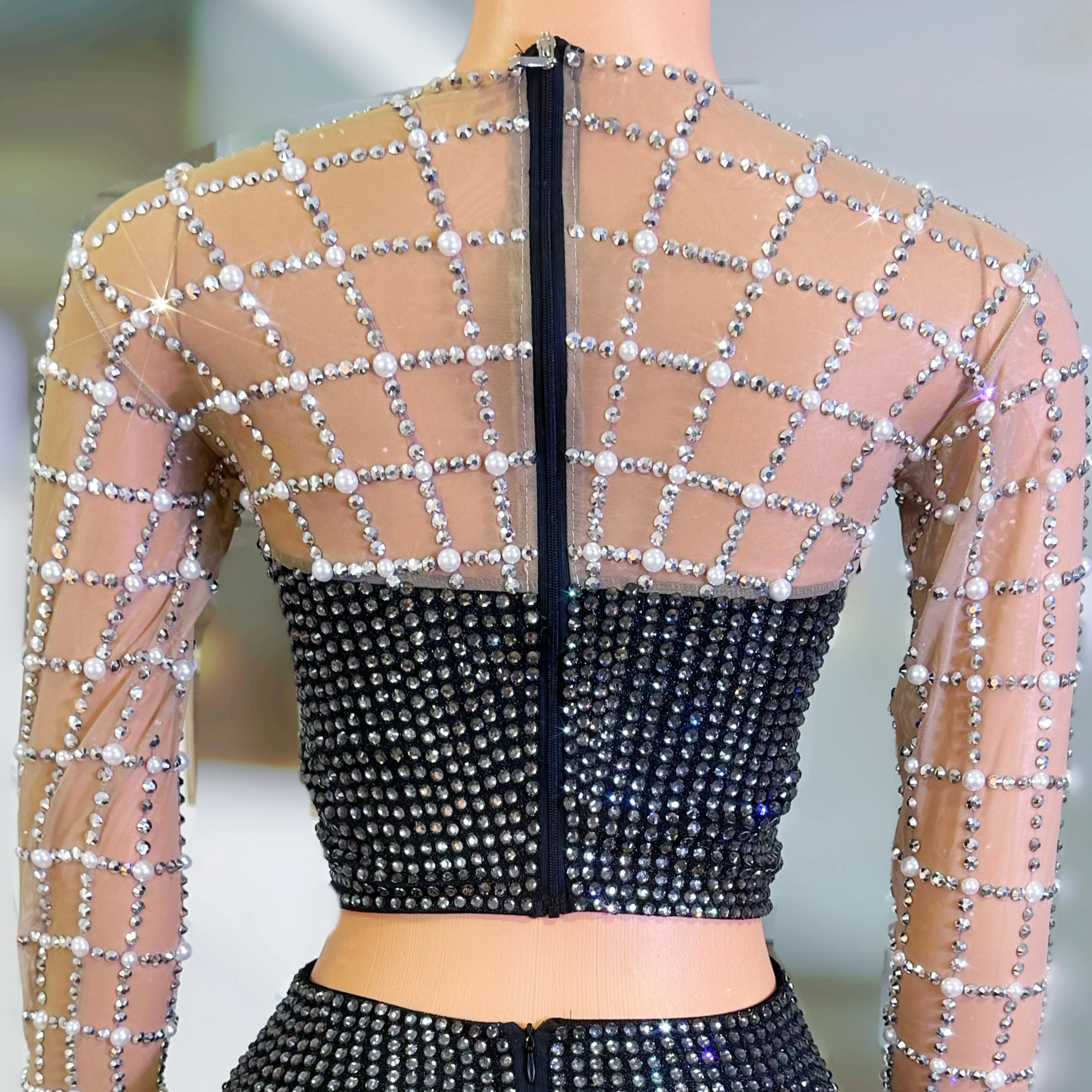 Xihaian Luxury Two Tone Grid Crystal Rhinestone 2 PCS Set Ladies See Through Mesh Crop Top Bodycon Shorts Singer Night Outfit
Xihaian Luxury Two Tone Grid Crystal Rhinestone 2 PCS Set Ladies See Through Mesh Crop Top Bodycon Shorts Singer Night Outfit