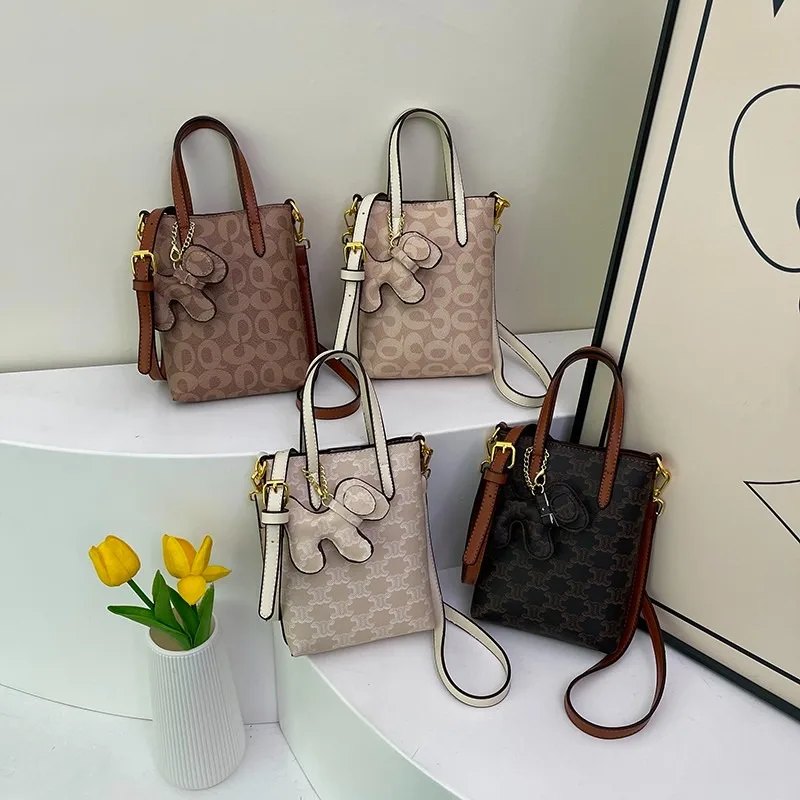 Designer Women's Tote Bag - Durable PU Leather Handbag With Zippered Top & Organizational Compartments
Designer Women's Tote Bag - Durable PU Leather Handbag With Zippered Top & Organizational Compartments