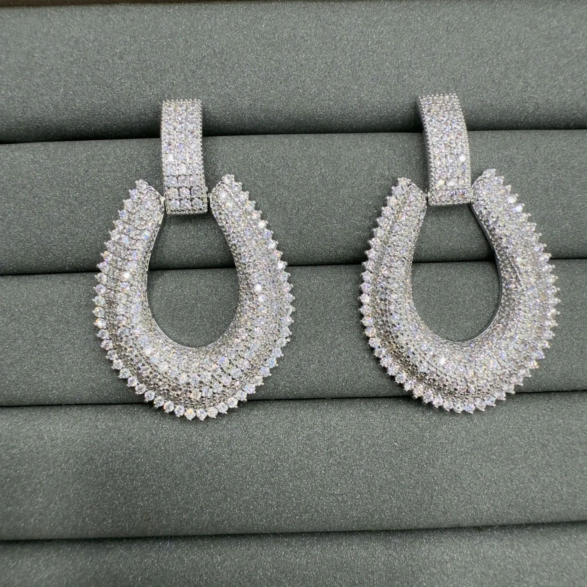 luxury zircon earrings for women dinner party wedding gala event dangling earrings silver gold color oval shape cut out circle
luxury zircon earrings for women dinner party wedding gala event dangling earrings silver gold color oval shape cut out circle