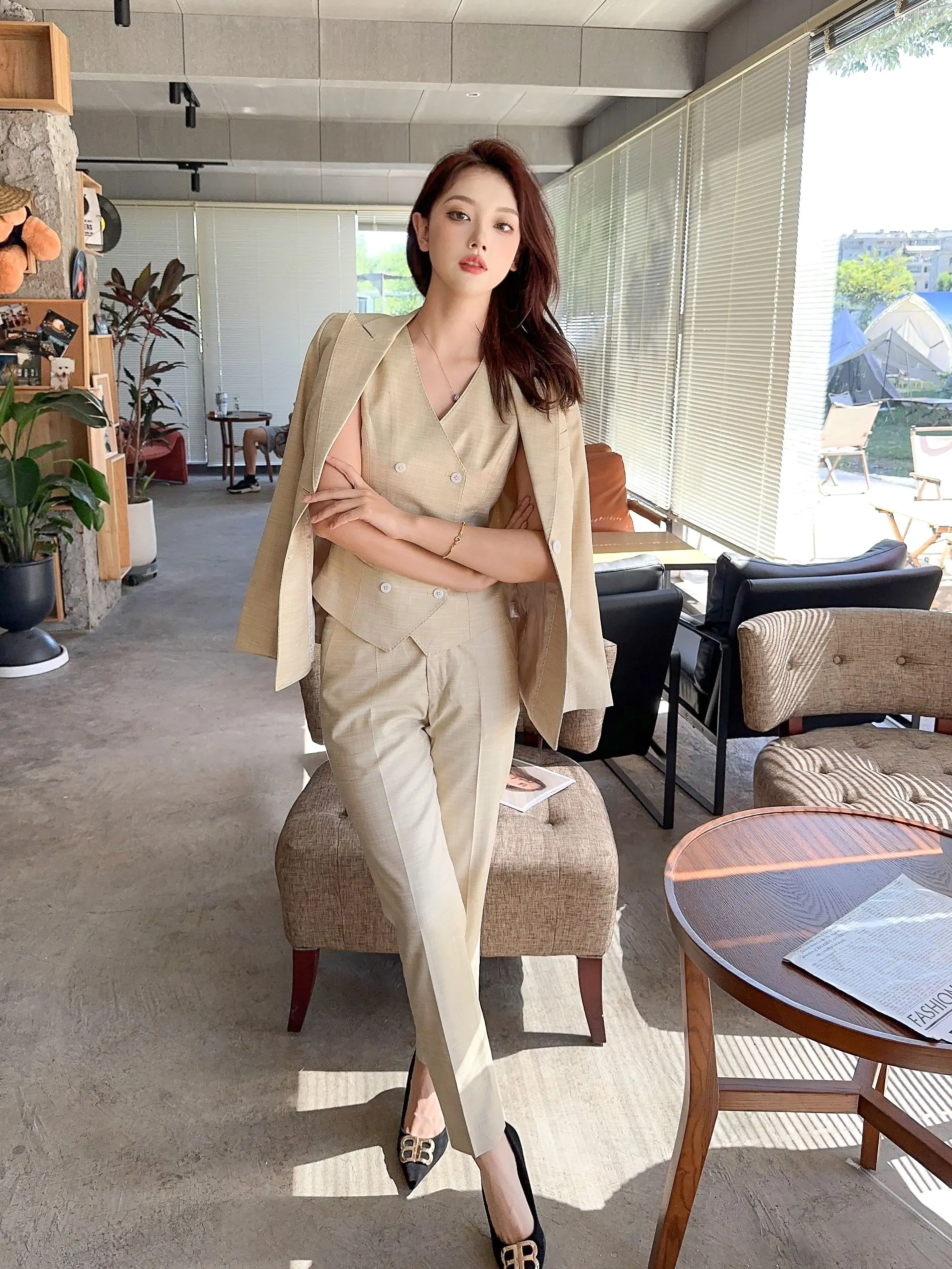Костюм-тройка Ele светло-желтого цвета, новинка 2024 года, весна-осень, профессиональная женская одежда, комплект премиум-класса
Костюм-тройка Ele светло-желтого цвета, новинка 2024 года, весна-осень, профессиональная женская одежда, комплект премиум-класса