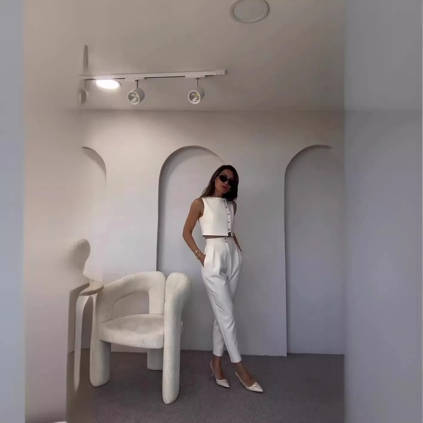Fashion Trendy Women's Commuting Two Piece Set Solid Color Button Sleeveless Short Vest High Waist Trousers 2 Piece Sets Female
Fashion Trendy Women's Commuting Two Piece Set Solid Color Button Sleeveless Short Vest High Waist Trousers 2 Piece Sets Female