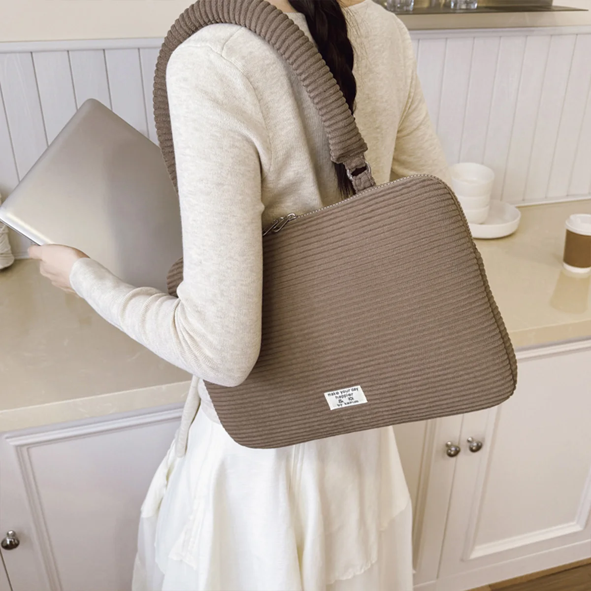 Simple Casual Corduroy Laptop Bag Solid Color Stripe Design Shoulder Bag Soft Shockproof Zipper Comfort Strap for Office Commute
Simple Casual Corduroy Laptop Bag Solid Color Stripe Design Shoulder Bag Soft Shockproof Zipper Comfort Strap for Office Commute