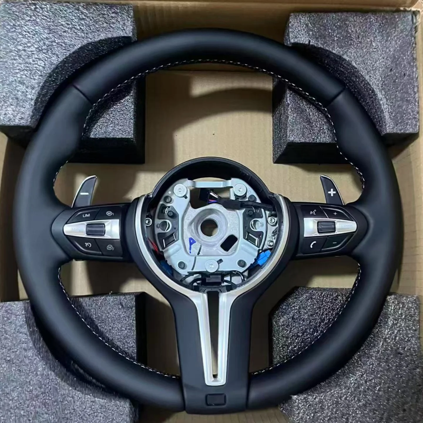 Car Steering Wheel for BMW F10 M5 F20 F30 F22 F01 M3 F80 M5 X3 F25 F82 F15 E70 E90 E71 X5 E70 M6 Accesorios Para Automovil
Car Steering Wheel for BMW F10 M5 F20 F30 F22 F01 M3 F80 M5 X3 F25 F82 F15 E70 E90 E71 X5 E70 M6 Accesorios Para Automovil