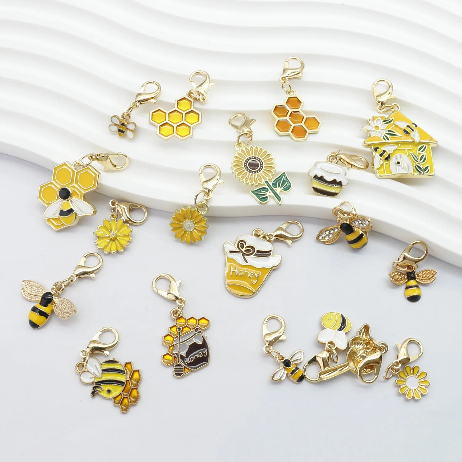 38pcs Zinc Alloy Bee Flower Keychain Backpack Pendant Honey Lobster Buckle Keychain DIY Accessories Gift
38pcs Zinc Alloy Bee Flower Keychain Backpack Pendant Honey Lobster Buckle Keychain DIY Accessories Gift