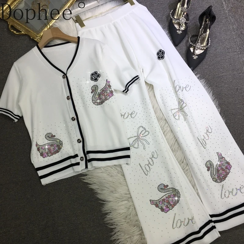 New Spring Summer Ice Silk Women Knitted Set Swan Hot Drilling V-neck Short Sleeve Knitting Shirt + Mopping Floor Straight Pants
New Spring Summer Ice Silk Women Knitted Set Swan Hot Drilling V-neck Short Sleeve Knitting Shirt + Mopping Floor Straight Pants