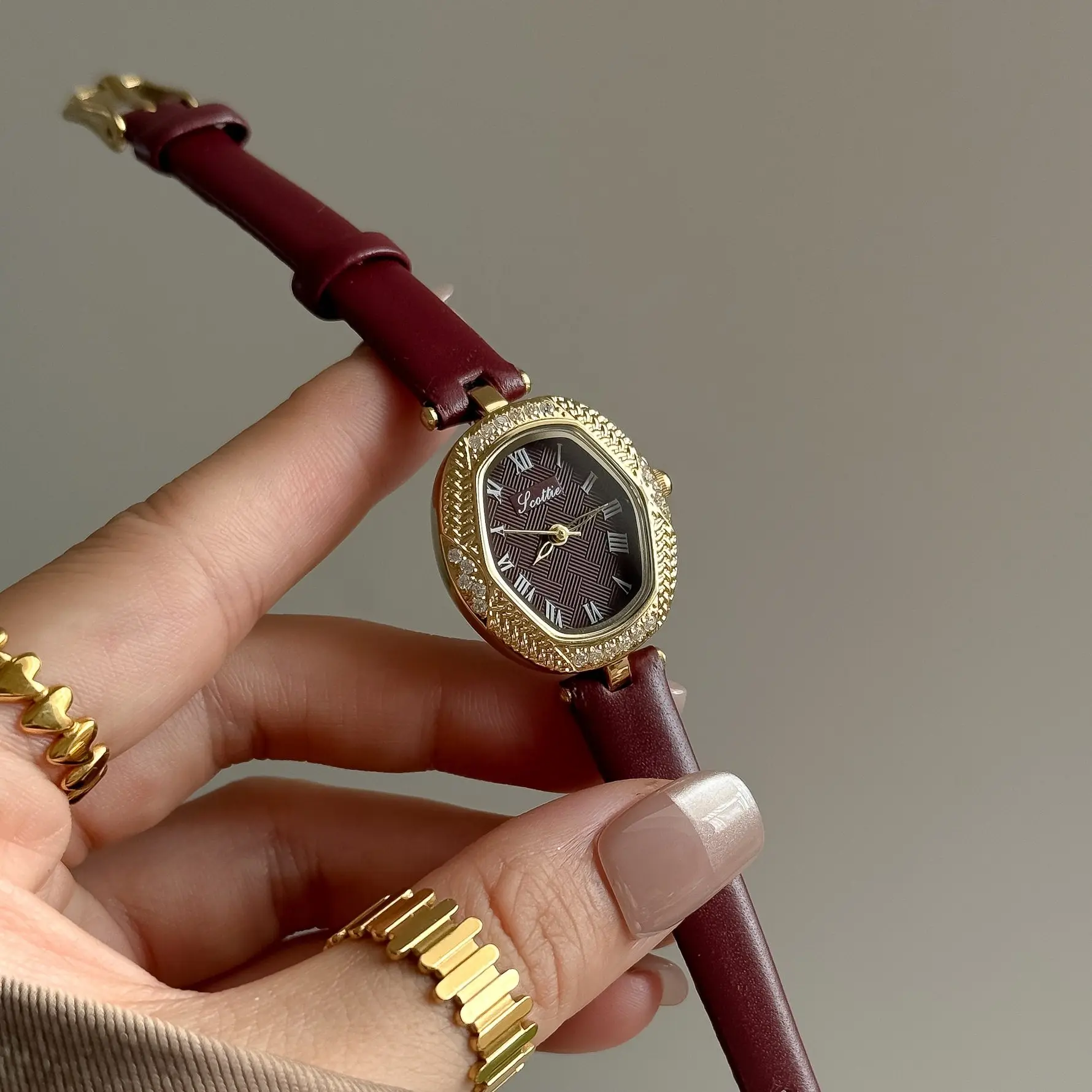 Новые женские часы Ancola красного цвета, легкие и стильные, винтажные кварцевые часы для женщин, женские часы из нержавеющей стали.
Новые женские часы Ancola красного цвета, легкие и стильные, винтажные кварцевые часы для женщин, женские часы из нержавеющей стали.