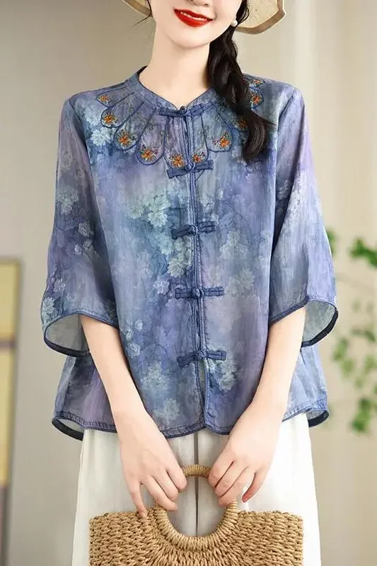 Женская блузка в китайском стиле с фиолетово-синим цветочным принтом, вышивкой, воротником-мандарином и рукавами 3/4, на пуговицах-лягушках
Женская блузка в китайском стиле с фиолетово-синим цветочным принтом, вышивкой, воротником-мандарином и рукавами 3/4, на пуговицах-лягушках