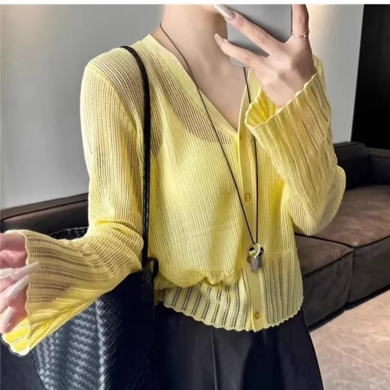 Весенне-летний вязаный тонкий женский топ с v-образным вырезом и расклешенными рукавами, винтажная однотонная свободная повседневная футболка, пуловеры
Весенне-летний вязаный тонкий женский топ с v-образным вырезом и расклешенными рукавами, винтажная однотонная свободная повседневная футболка, пуловеры