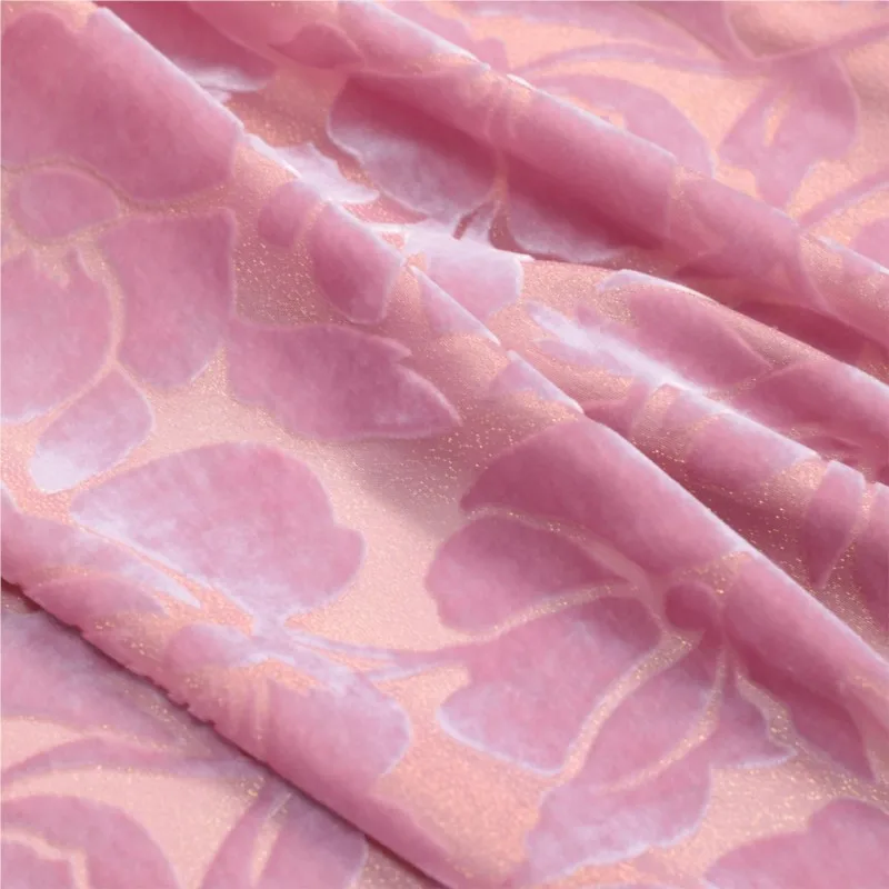 Ткань чонсам и платье изготовлена из парчового бархата с золотыми роликовыми цветами. 
Ткань чонсам и платье изготовлена из парчового бархата с золотыми роликовыми цветами.