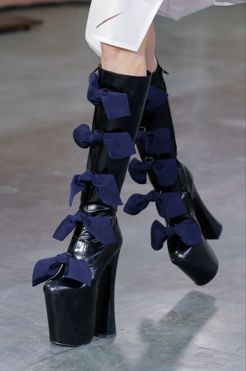 Темно-синие сапоги до колена на платформе и массивном каблуке. Женские сапоги с игривым бантом и акцентами на боковой молнии для подиума.
Темно-синие сапоги до колена на платформе и массивном каблуке. Женские сапоги с игривым бантом и акцентами на боковой молнии для подиума.