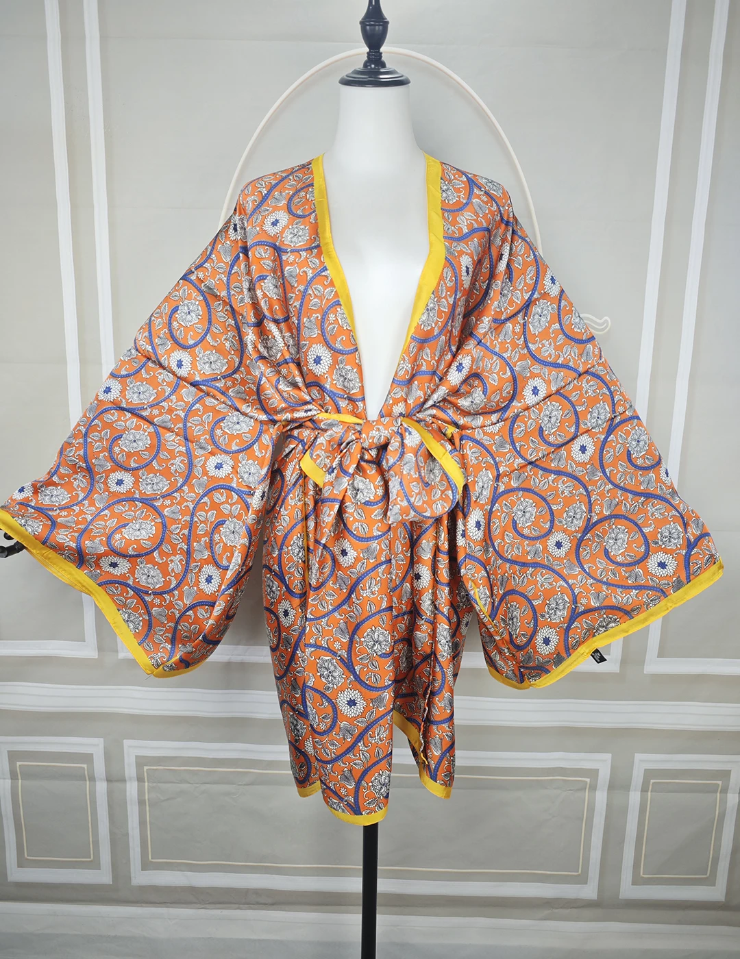 2025 Summer African Lady New Printed Mini Kimonos Free Size Europe Sexy Women Beach Swimwear Bikini Cover Up Boho Short Cardigan
2025 Summer African Lady New Printed Mini Kimonos Free Size Europe Sexy Women Beach Swimwear Bikini Cover Up Boho Short Cardigan