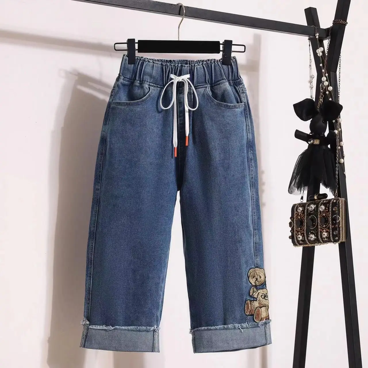 Женские джинсы для похудения с вышивкой больших размеров, капри, летние прямые брюки с эластичной резинкой на талии, тонкие леггинсы с высокой талией
Женские джинсы для похудения с вышивкой больших размеров, капри, летние прямые брюки с эластичной резинкой на талии, тонкие леггинсы с высокой талией