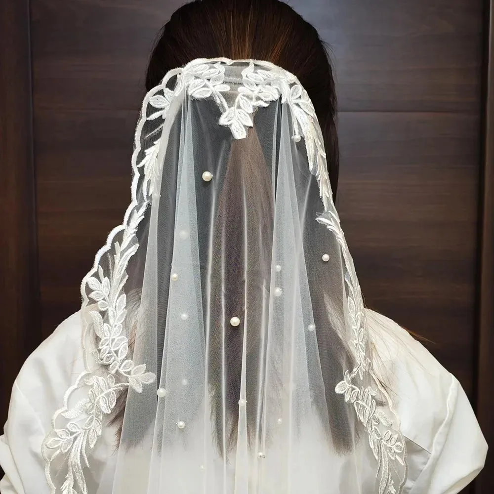 Свадебная фата Mantilla изготовлена из кружева со скрытыми расческами, жемчугом, фатой, 1 метр, 1-слойная фата, свадебные аксессуары.
Свадебная фата Mantilla изготовлена из кружева со скрытыми расческами, жемчугом, фатой, 1 метр, 1-слойная фата, свадебные аксессуары.
