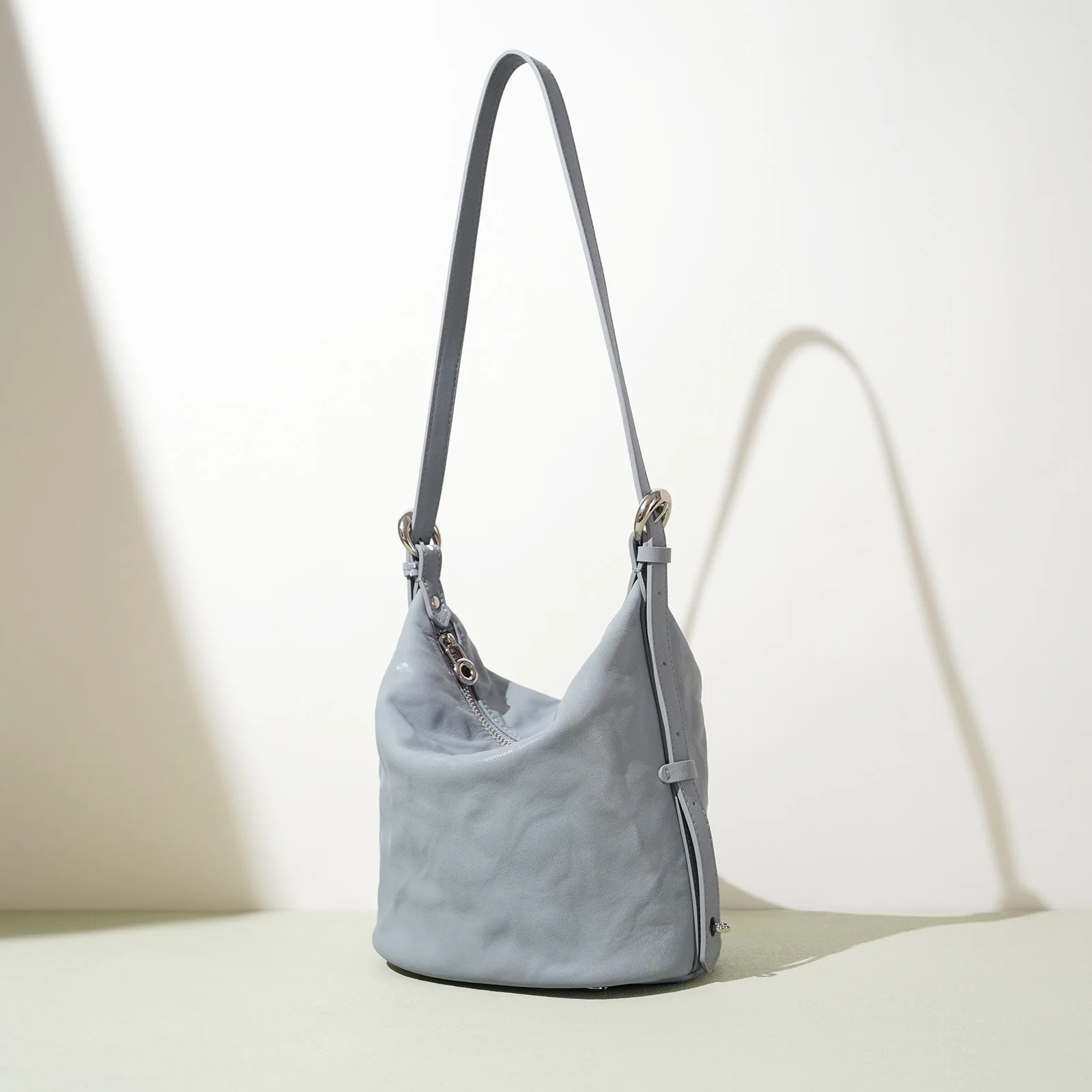Women's Bucket Bags 2025 Textured Genuine Leather Shoulder Crossbody Pack Premium Korean Chic Niche Design Soft Pleated Handbag
Women's Bucket Bags 2025 Textured Genuine Leather Shoulder Crossbody Pack Premium Korean Chic Niche Design Soft Pleated Handbag