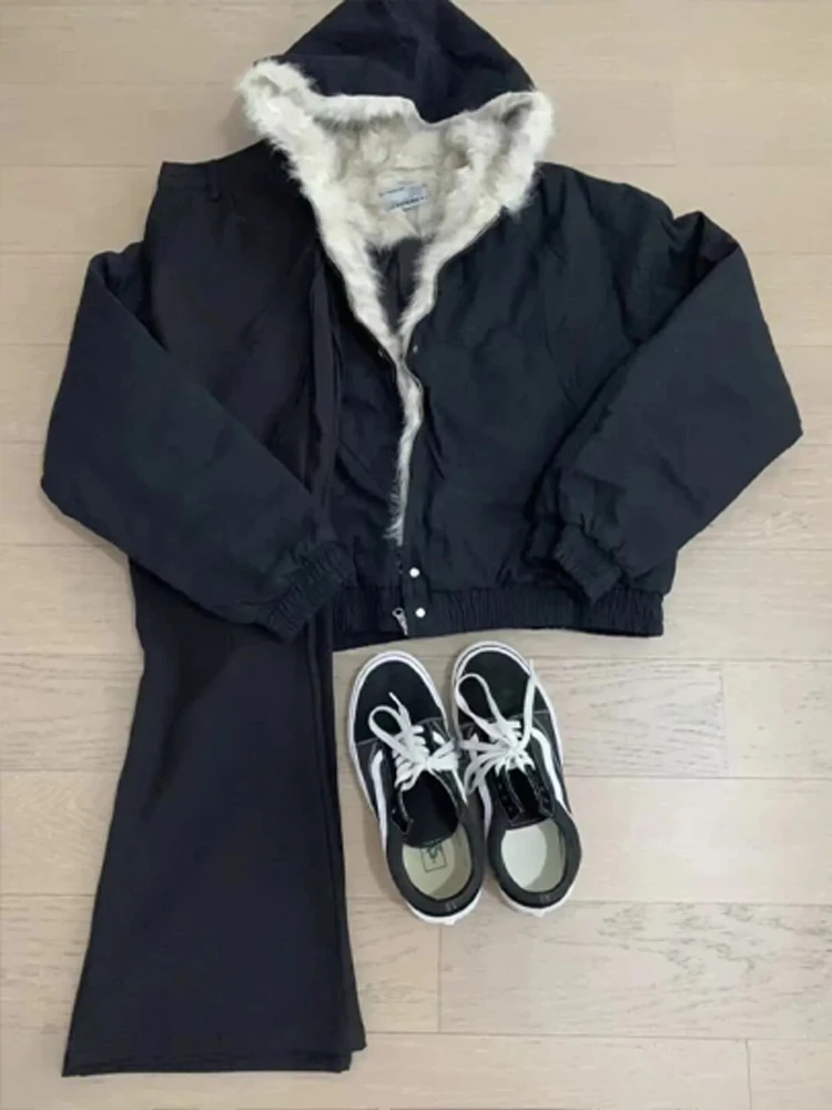 Мужская хлопковая куртка Cleanfit: утепленная зимняя модель с капюшоном, меховым воротником, в американском ретро-стиле, приталенного кроя, на молнии.
Мужская хлопковая куртка Cleanfit: утепленная зимняя модель с капюшоном, меховым воротником, в американском ретро-стиле, приталенного кроя, на молнии.