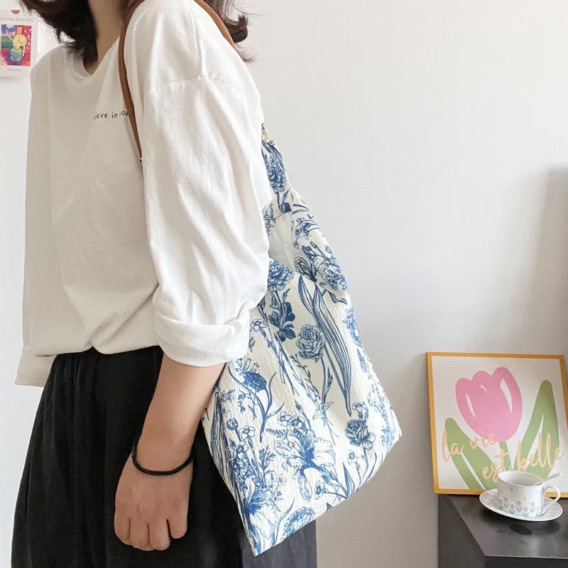 2025 new niche retro new Chinese blue and white porcelain flower bag daily leisure oblique span bag women's thin cloth bag
2025 new niche retro new Chinese blue and white porcelain flower bag daily leisure oblique span bag women's thin cloth bag