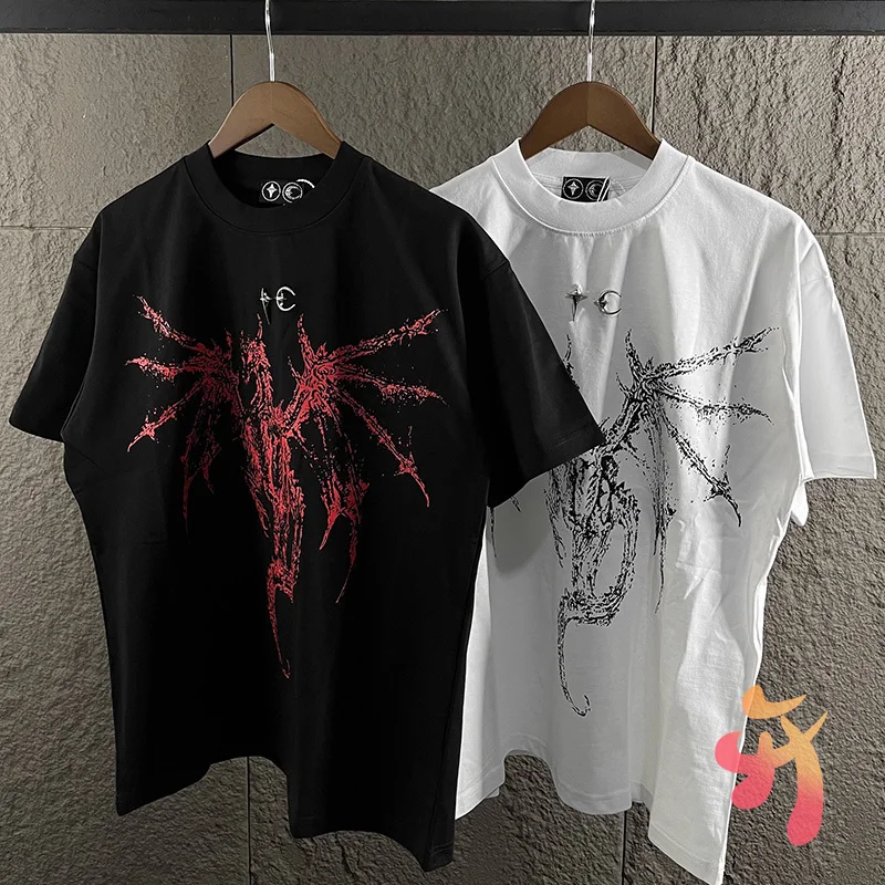 Реальные фотографии Thug Club Футболки Dragon Bone Sword с принтом круглый вырез с коротким рукавом Мужчины Женщины Звезда Луна 3D Металлический логотип Хлопковые топы
Реальные фотографии Thug Club Футболки Dragon Bone Sword с принтом круглый вырез с коротким рукавом Мужчины Женщины Звезда Луна 3D Металлический логотип Хлопковые топы