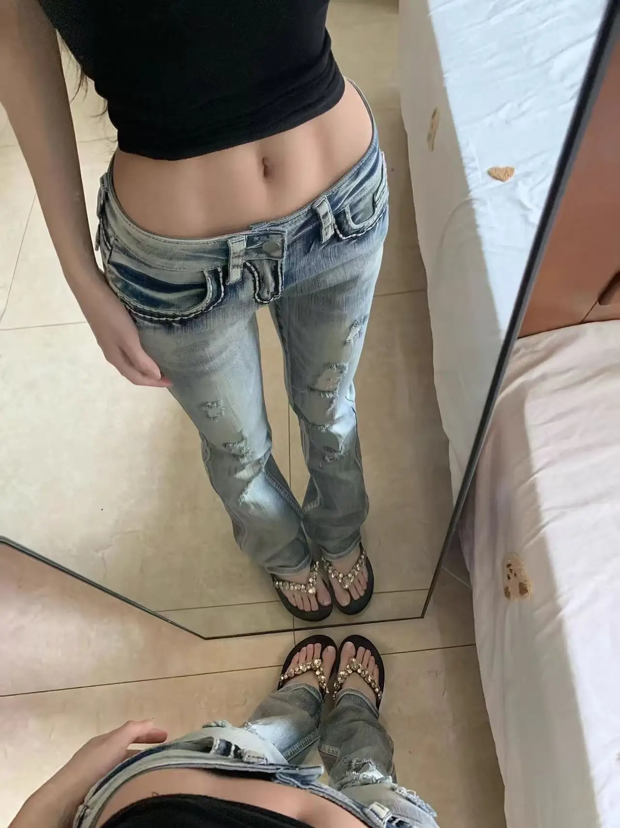 Y2K Vintage Low Waist Flare Jeans Women Light Wash Distressed Denim Pants Slim Fit Bell Bottom Grunge Streetwear 2000s Fashio
Y2K Vintage Low Waist Flare Jeans Women Light Wash Distressed Denim Pants Slim Fit Bell Bottom Grunge Streetwear 2000s Fashio