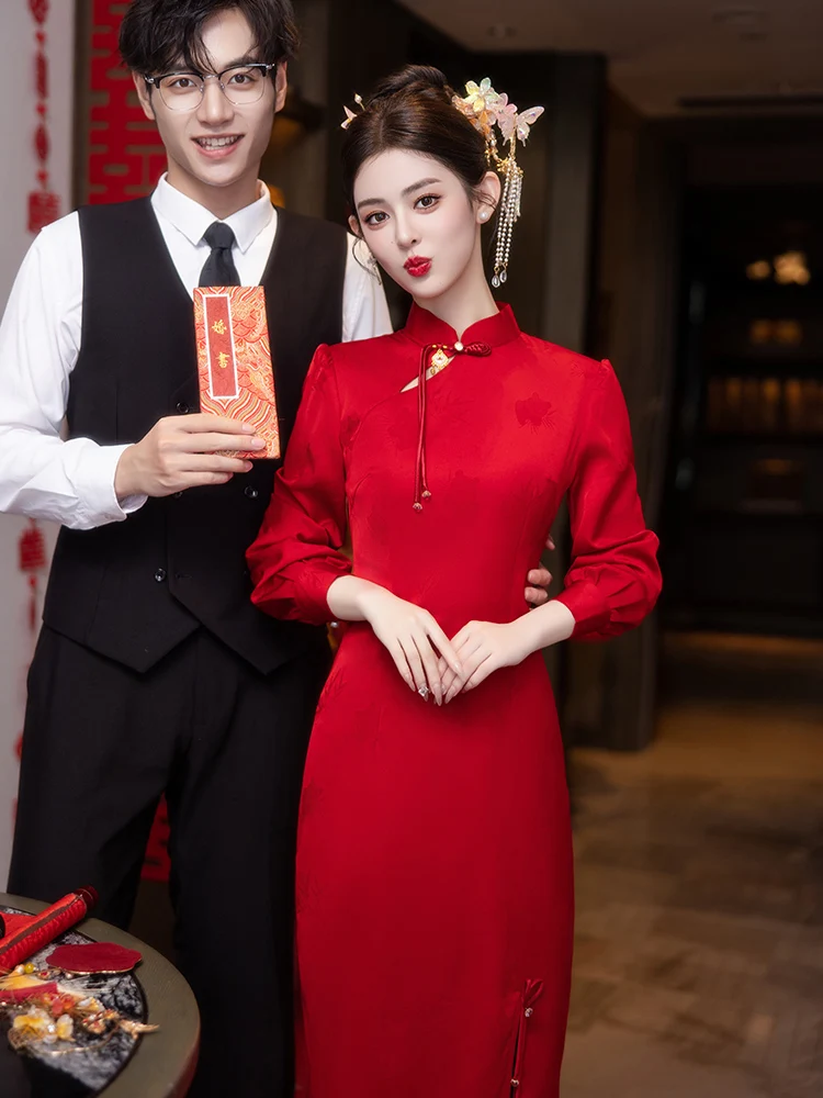 Красное свадебное платье для женщин, новинка 2026 года, свадебный костюм-ципао с низким разрезом, длинными рукавами, для торжественных мероприятий и свадеб
Красное свадебное платье для женщин, новинка 2026 года, свадебный костюм-ципао с низким разрезом, длинными рукавами, для торжественных мероприятий и свадеб