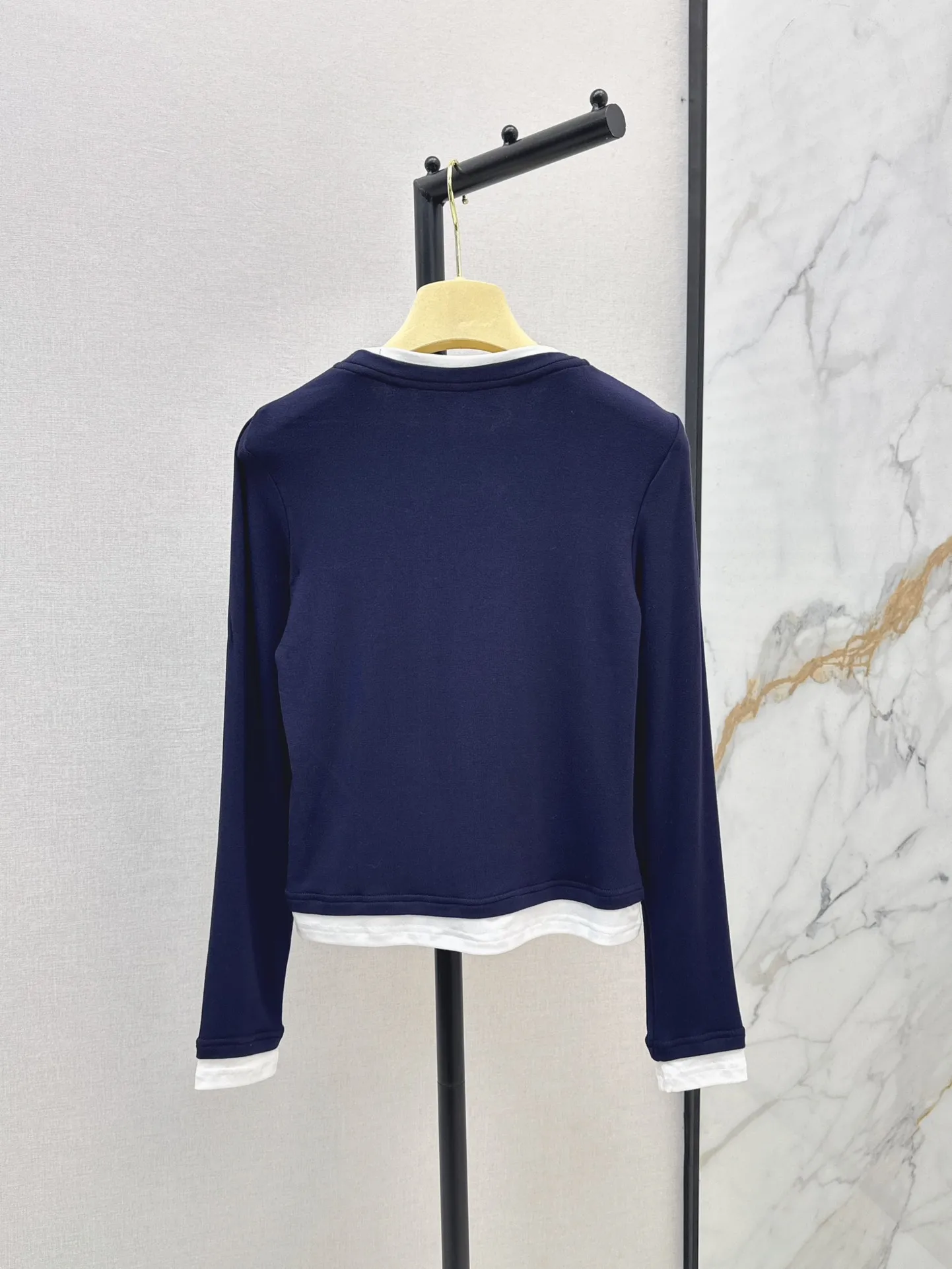 High quality autumn and winter new item fake two-piece design contrasting round neck long sleeved T-shirt
High quality autumn and winter new item fake two-piece design contrasting round neck long sleeved T-shirt