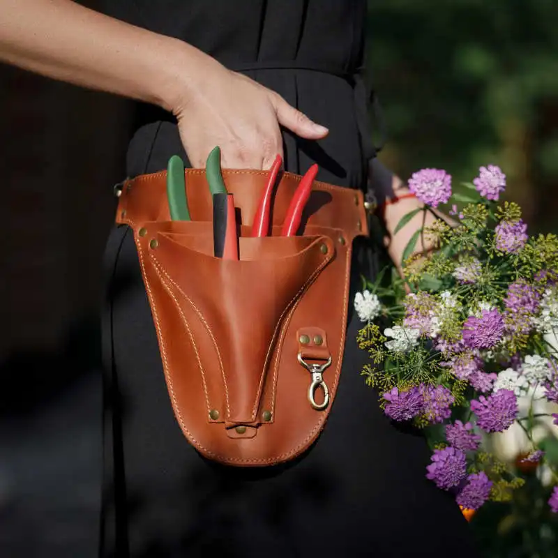 Personalized Branding Modern PU Gardening Apron with Tool Storage Pouch Multi Pocket Floral Shears Holder Adjustable Waist Belt
Personalized Branding Modern PU Gardening Apron with Tool Storage Pouch Multi Pocket Floral Shears Holder Adjustable Waist Belt