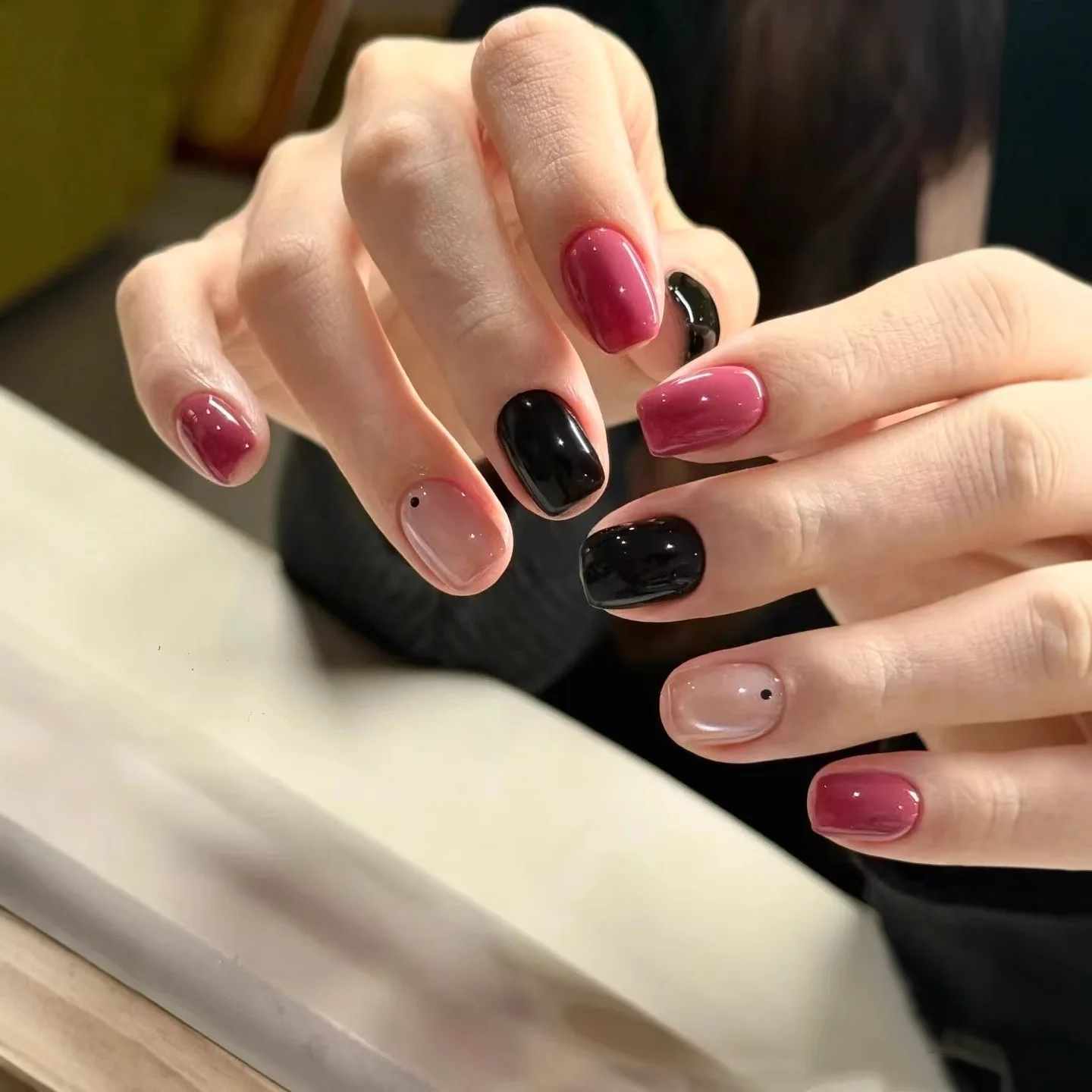 10 шт., короткие накладные ногти ручной работы, простые черные и розово-красные цвета, дизайн, милые крутые накладные ногти, носимые ногти, искусство Spice Girls
10 шт., короткие накладные ногти ручной работы, простые черные и розово-красные цвета, дизайн, милые крутые накладные ногти, носимые ногти, искусство Spice Girls