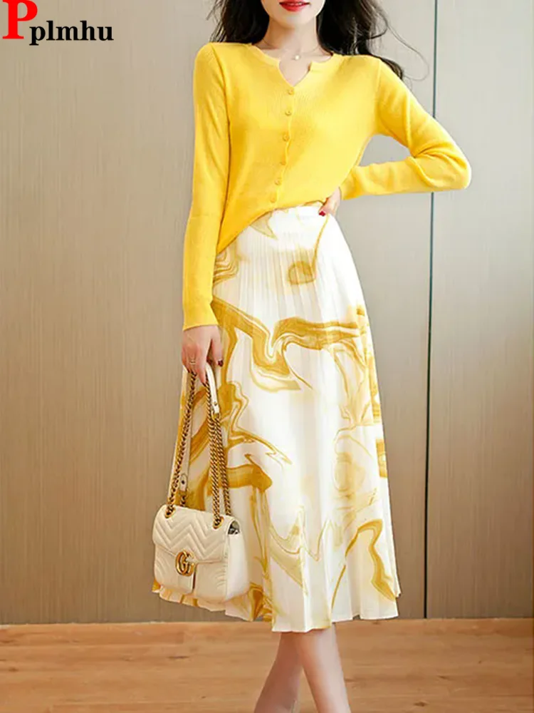 Korean Design 2 Piece Sets Women V-neck Knitted Sweater Cardigan Tops Conjuntos Chic High Waist Print Pleated Skirts Ensembles
Korean Design 2 Piece Sets Women V-neck Knitted Sweater Cardigan Tops Conjuntos Chic High Waist Print Pleated Skirts Ensembles
