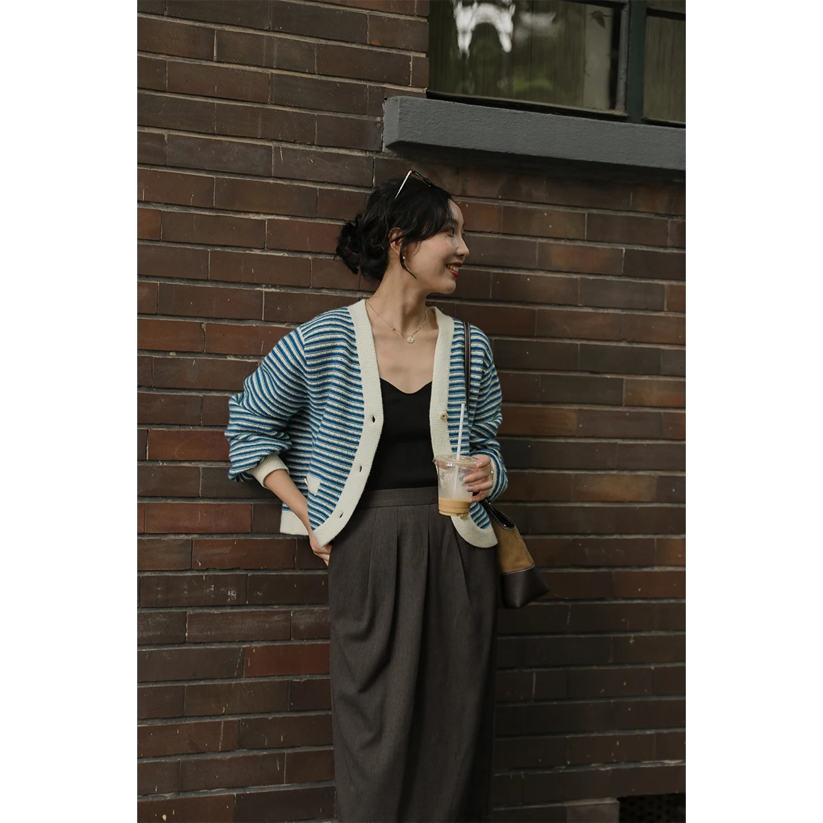 Женский вязаный кардиган Solighter из 100% шерсти с V-образным вырезом, в полоску, осенняя новинка, ретро-стиль, приталенный крой
Женский вязаный кардиган Solighter из 100% шерсти с V-образным вырезом, в полоску, осенняя новинка, ретро-стиль, приталенный крой