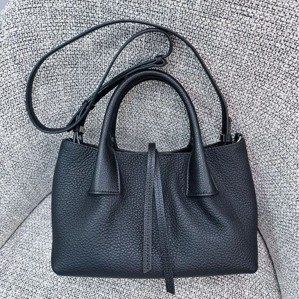 Niche Design Bucket Tote Bag, Large-capacity Commuter Shoulder Messenger Casual Daily Unique Texture, Fashionable and Simple
Niche Design Bucket Tote Bag, Large-capacity Commuter Shoulder Messenger Casual Daily Unique Texture, Fashionable and Simple